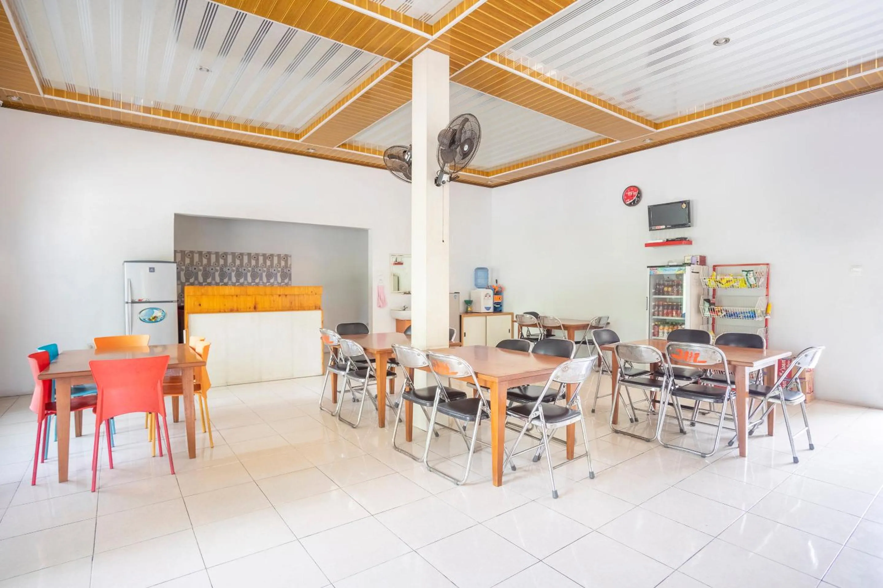 Restaurant/Places to Eat in SPOT ON 2974 Penginapan Roma 88