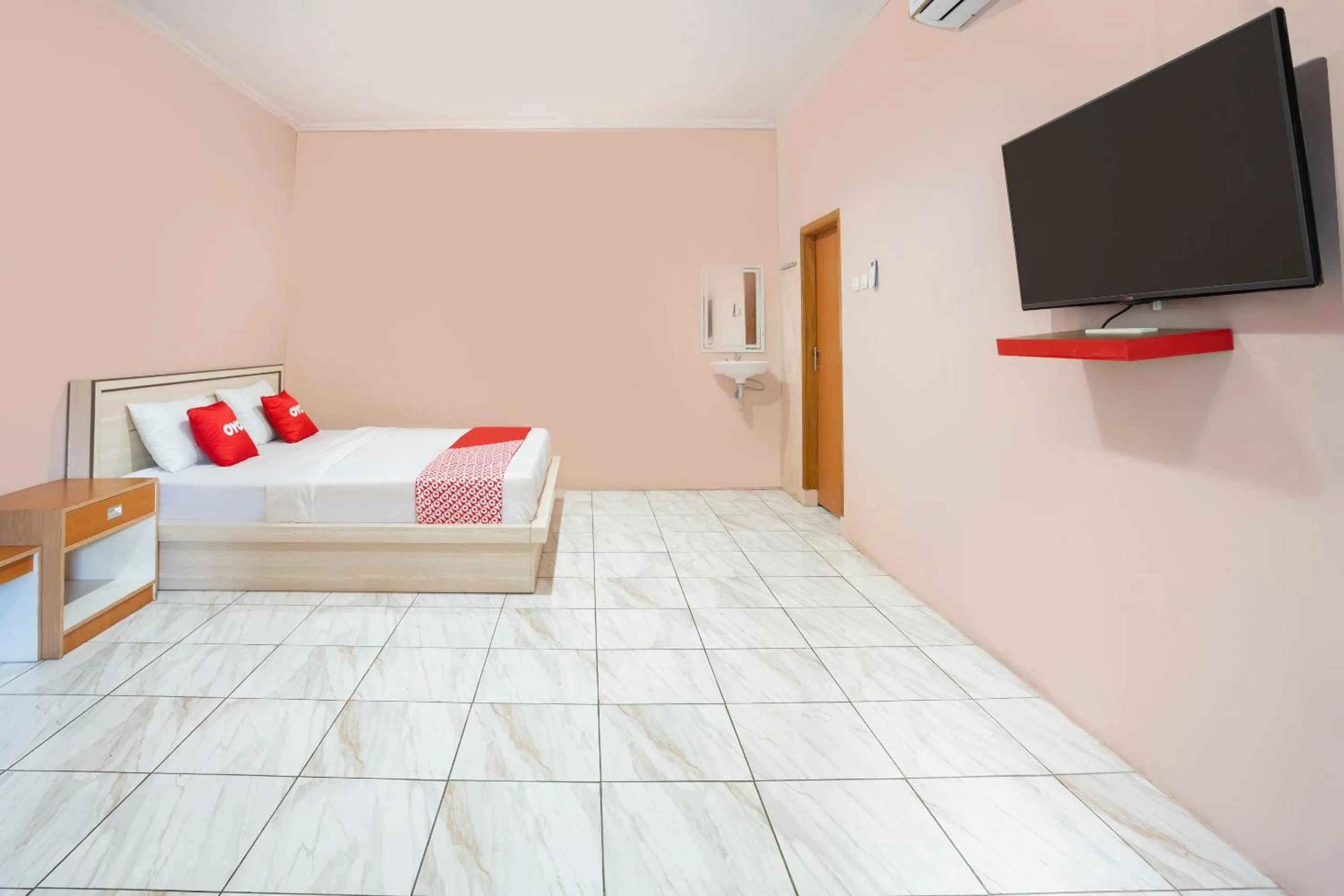 Bedroom, TV/Entertainment Center in SPOT ON 2974 Penginapan Roma 88