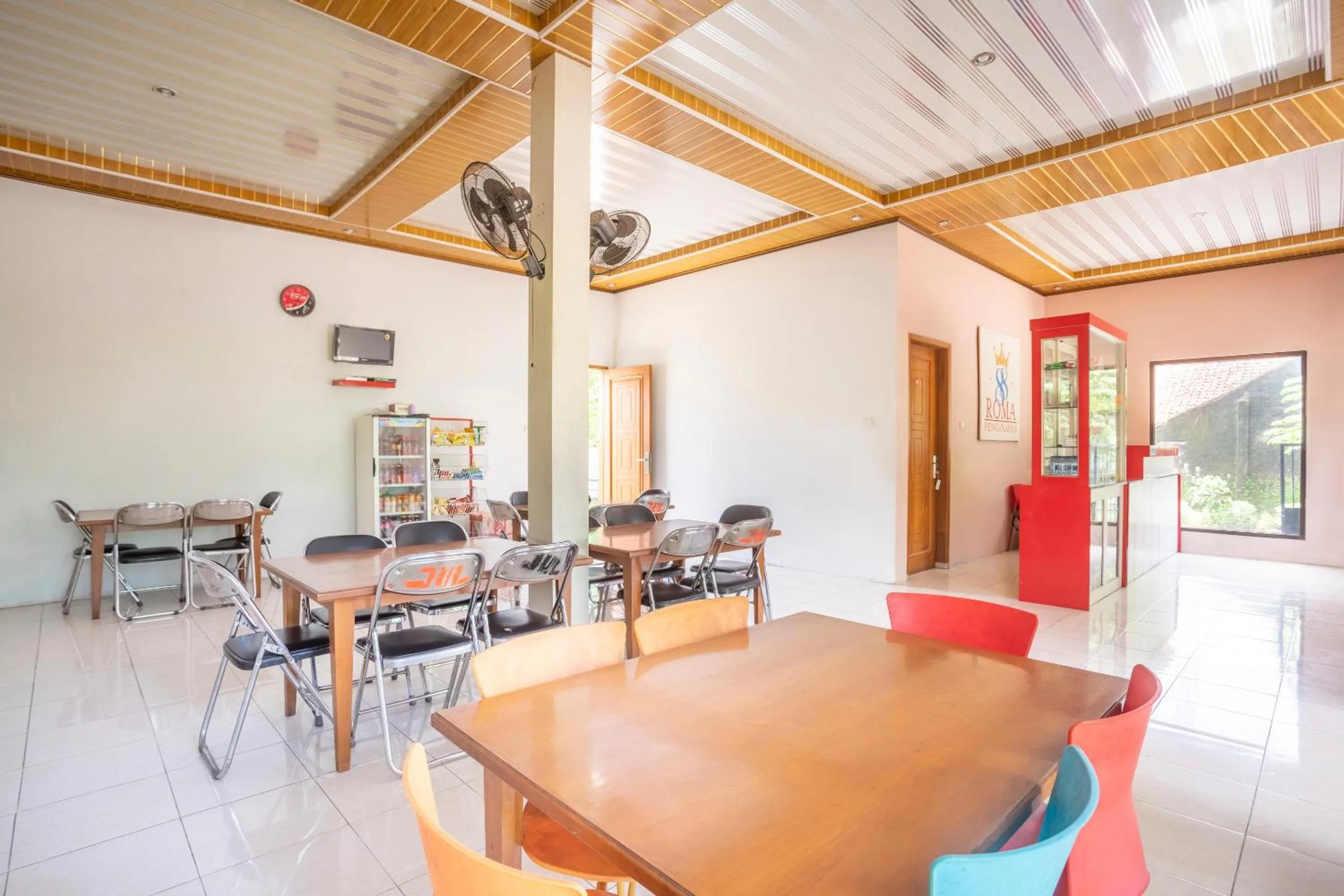 Restaurant/Places to Eat in SPOT ON 2974 Penginapan Roma 88