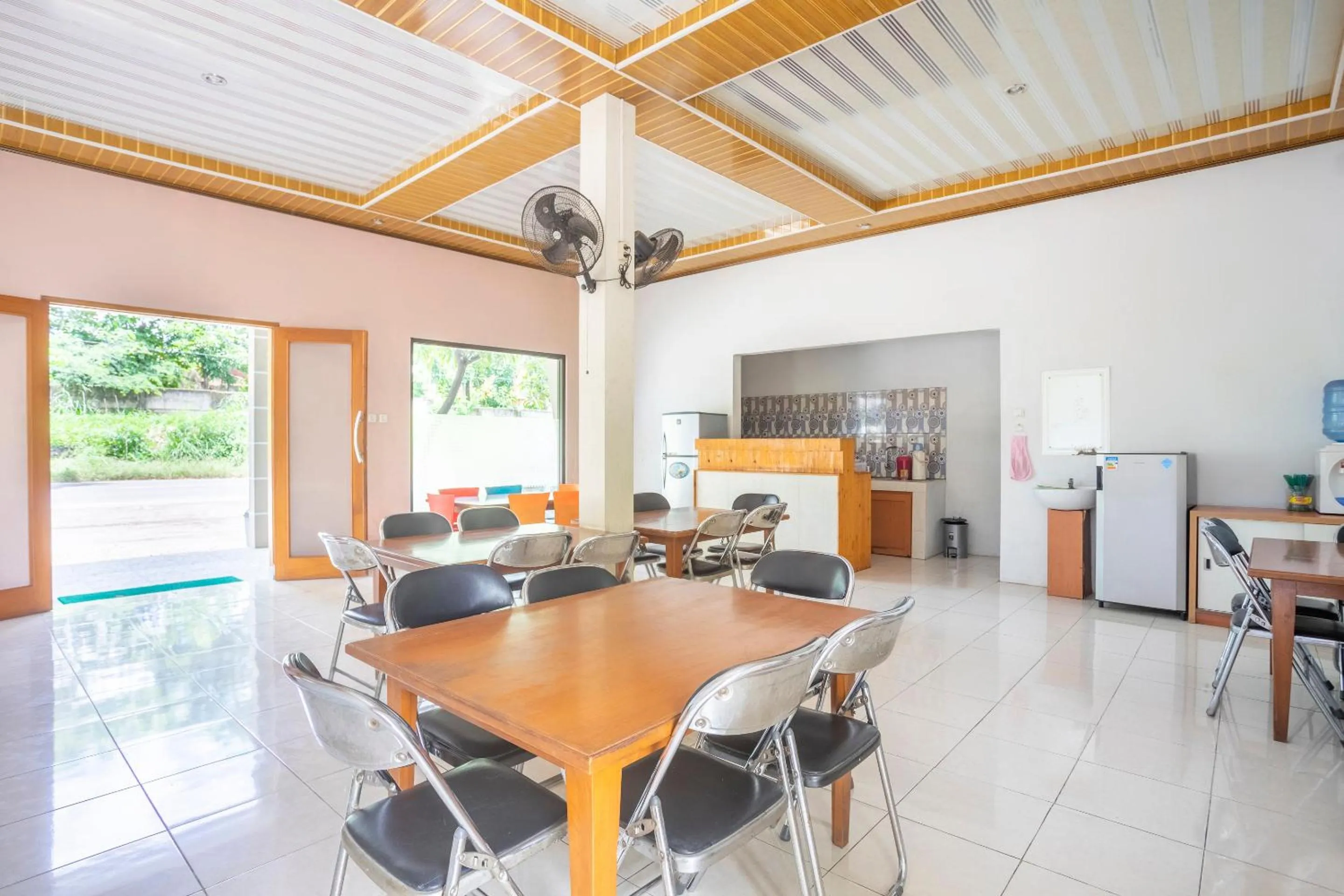 Restaurant/places to eat, Dining Area in SPOT ON 2974 Penginapan Roma 88