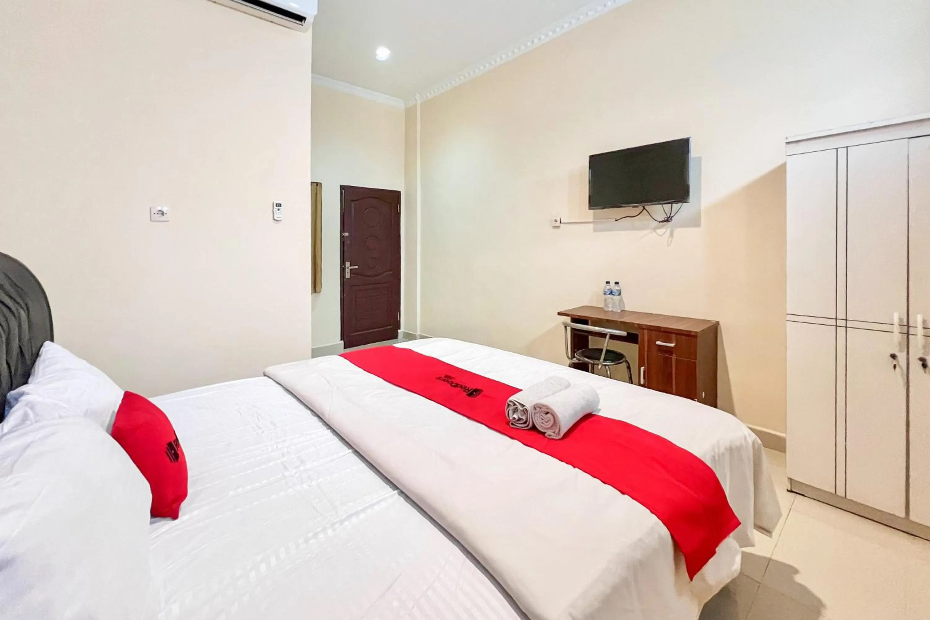 Bedroom, Bed in RedDoorz at Golden Gateway Medan