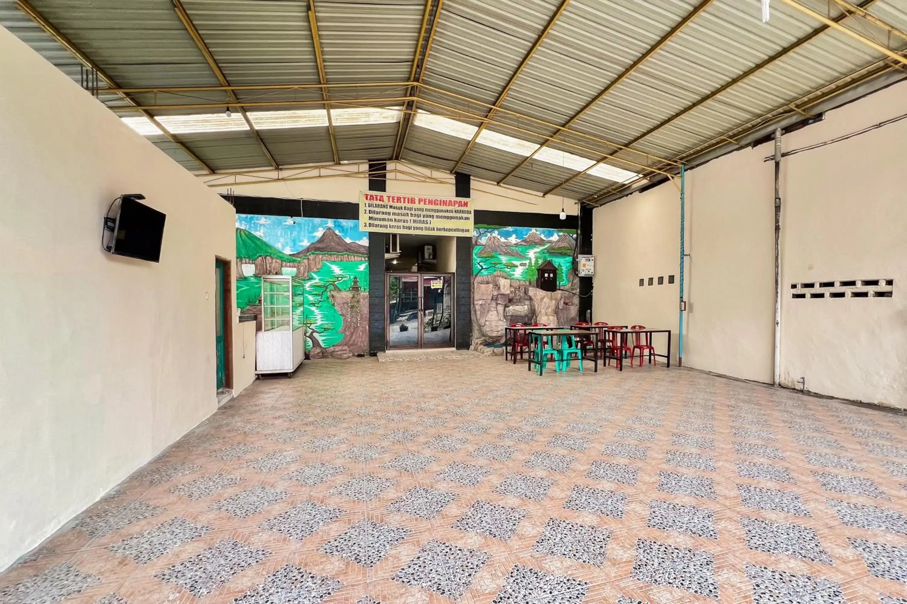 Property building in RedDoorz at Golden Gateway Medan Property building in RedDoorz at Golden Gateway Medan