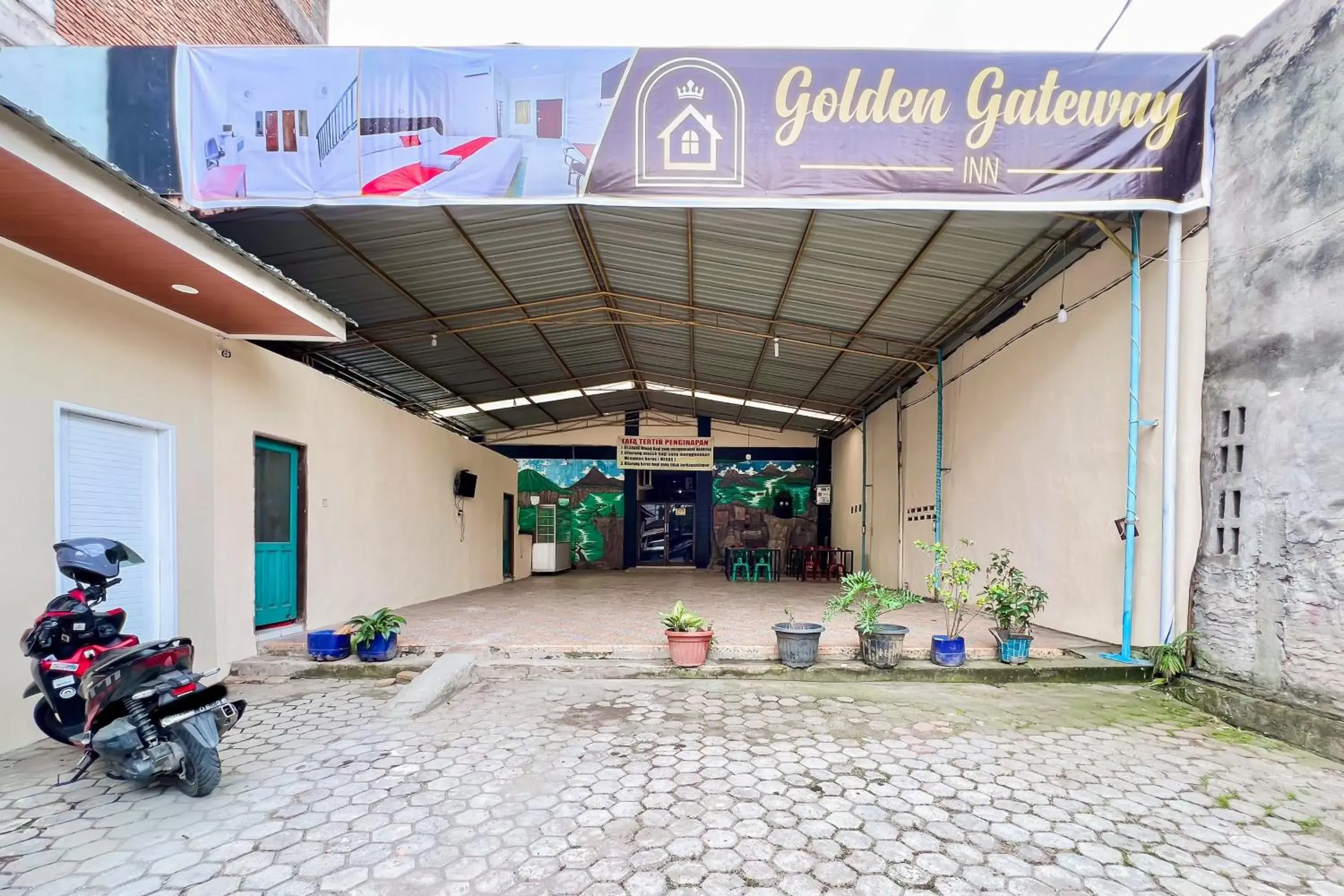 Facade/entrance in RedDoorz at Golden Gateway Medan Facade/entrance in RedDoorz at Golden Gateway Medan