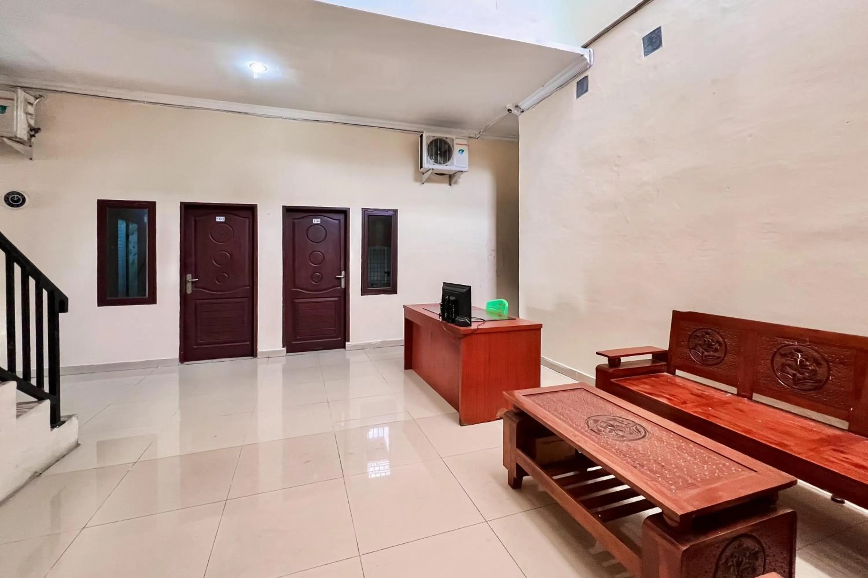 Seating area in RedDoorz at Golden Gateway Medan