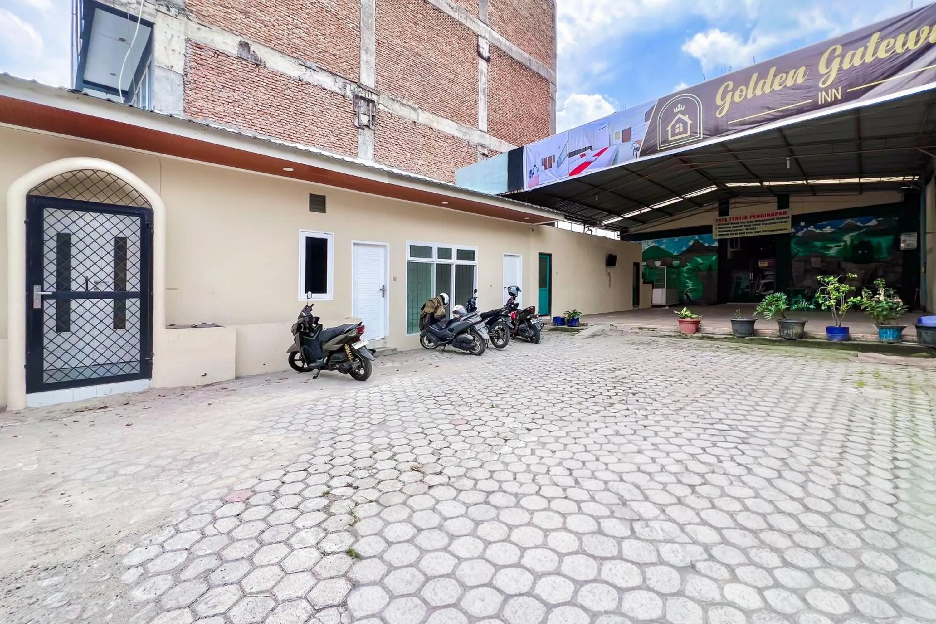 Parking in RedDoorz at Golden Gateway Medan