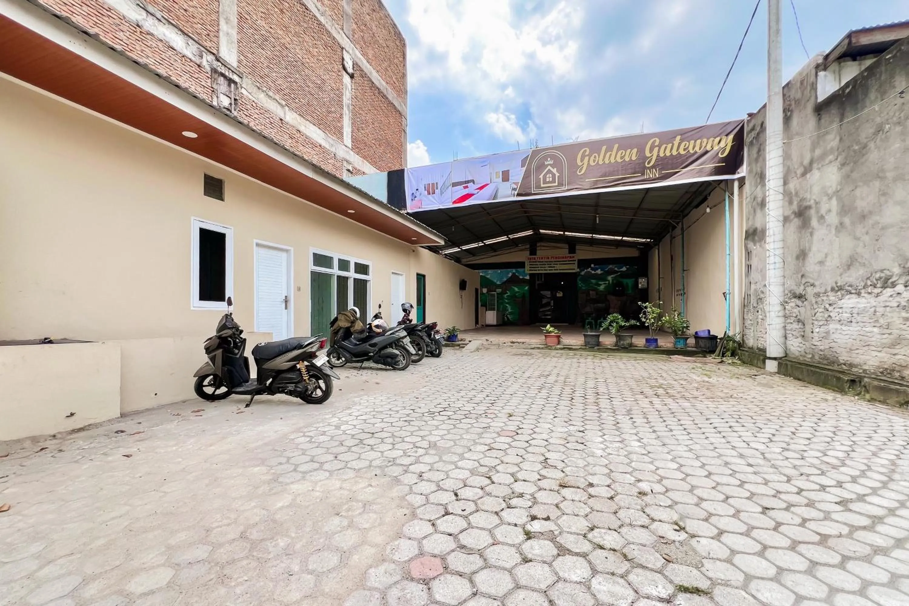 Parking in RedDoorz at Golden Gateway Medan