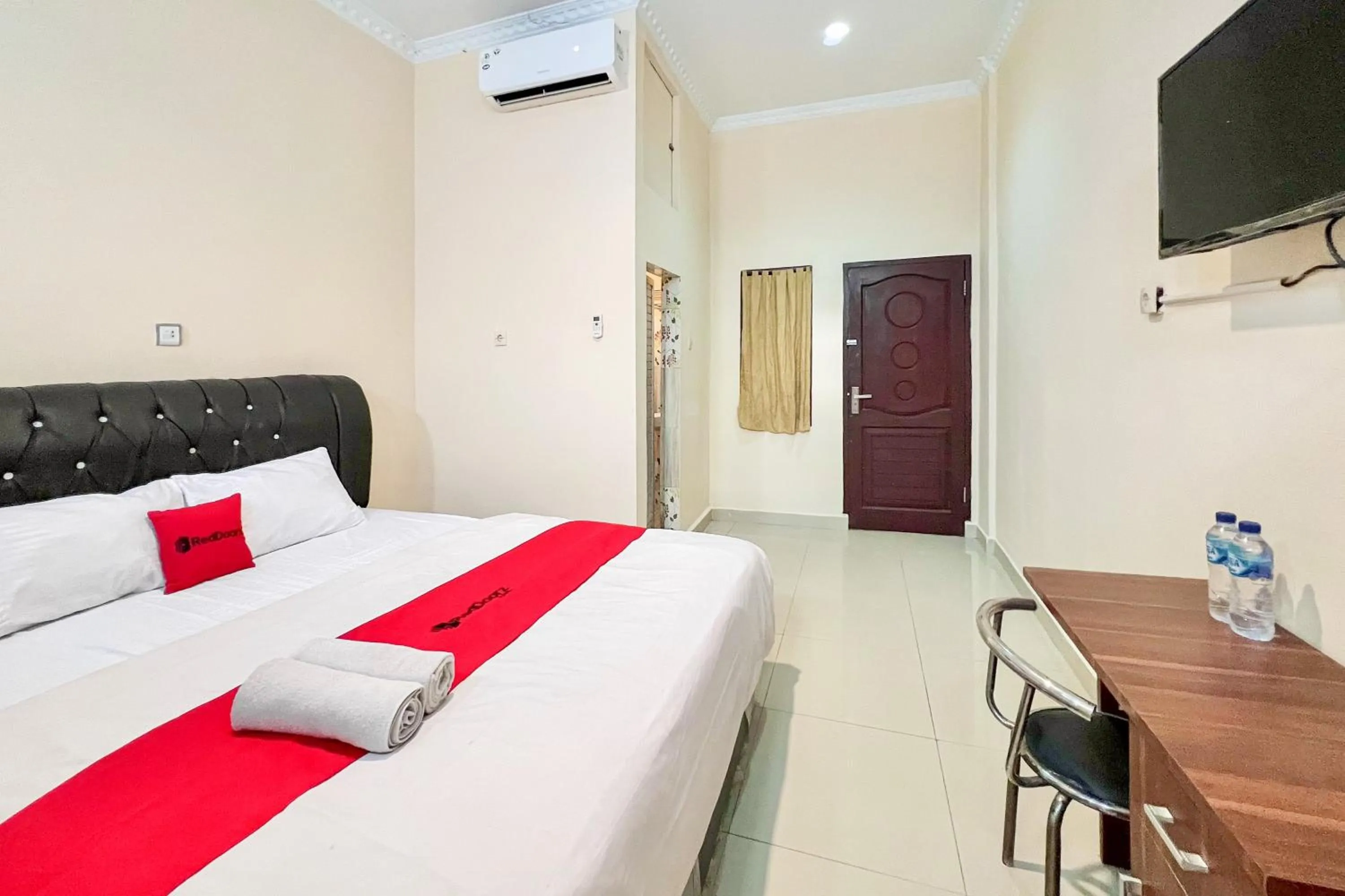 Bedroom, Bed in RedDoorz at Golden Gateway Medan