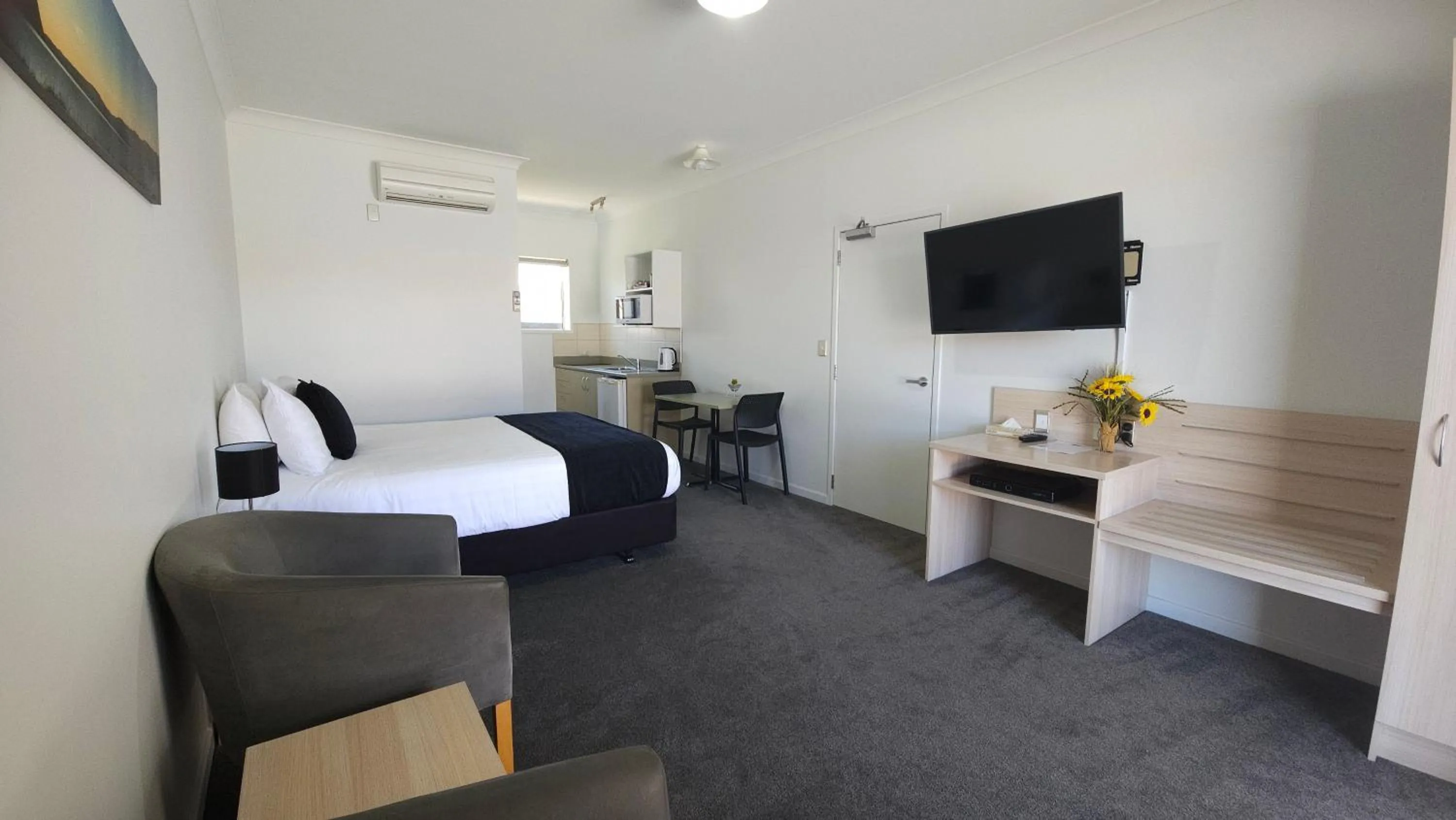 Bed in Sierra Motel and Apartments