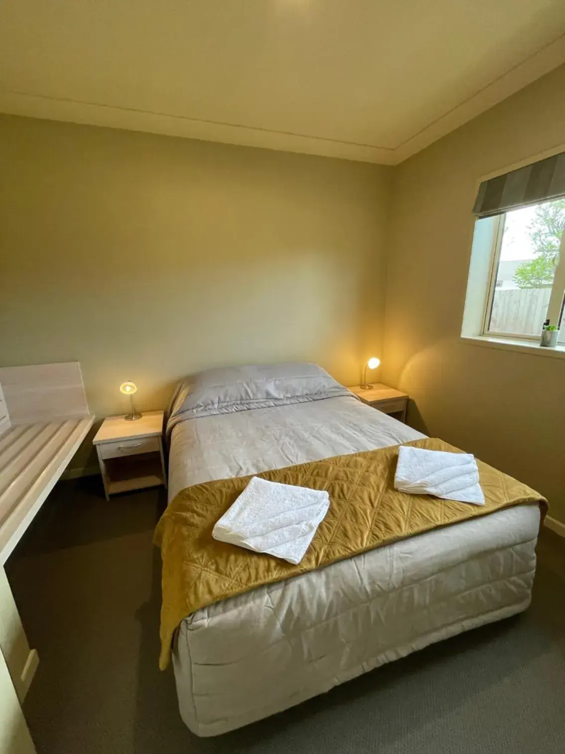 Bed in Sierra Motel and Apartments Bed in Sierra Motel and Apartments