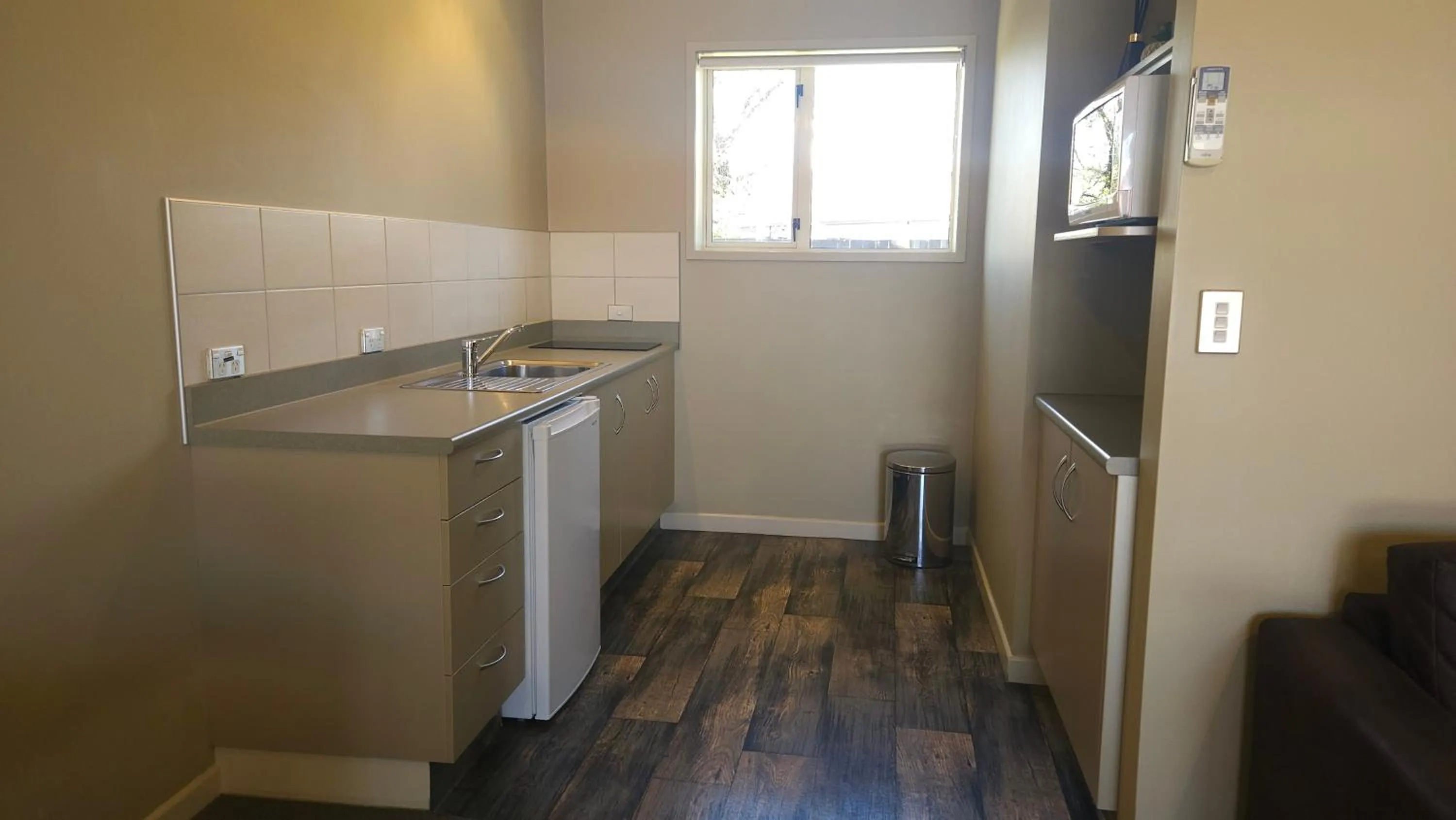 microwave in Sierra Motel and Apartments