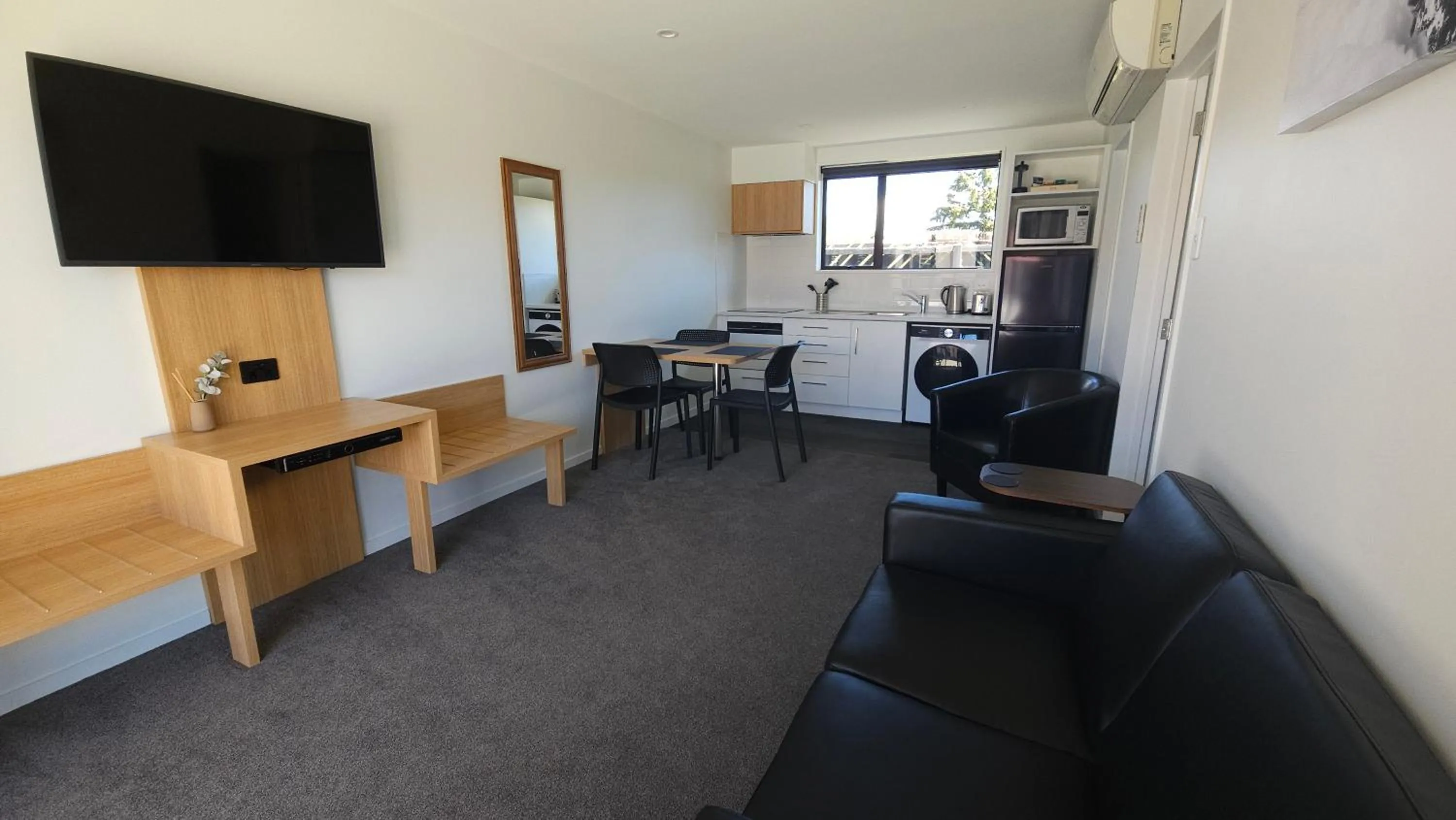 TV and multimedia in Sierra Motel and Apartments