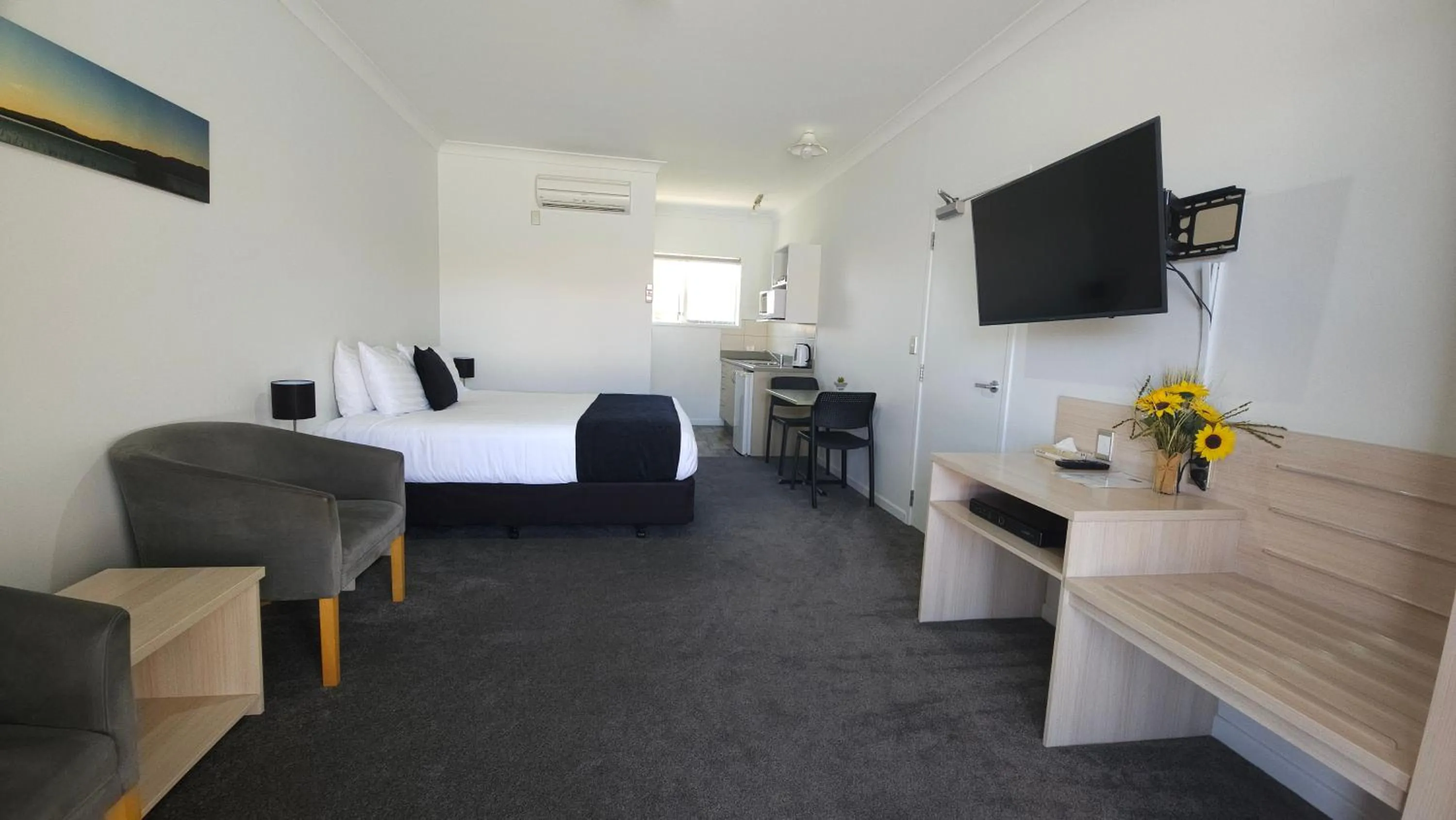 Bed in Sierra Motel and Apartments