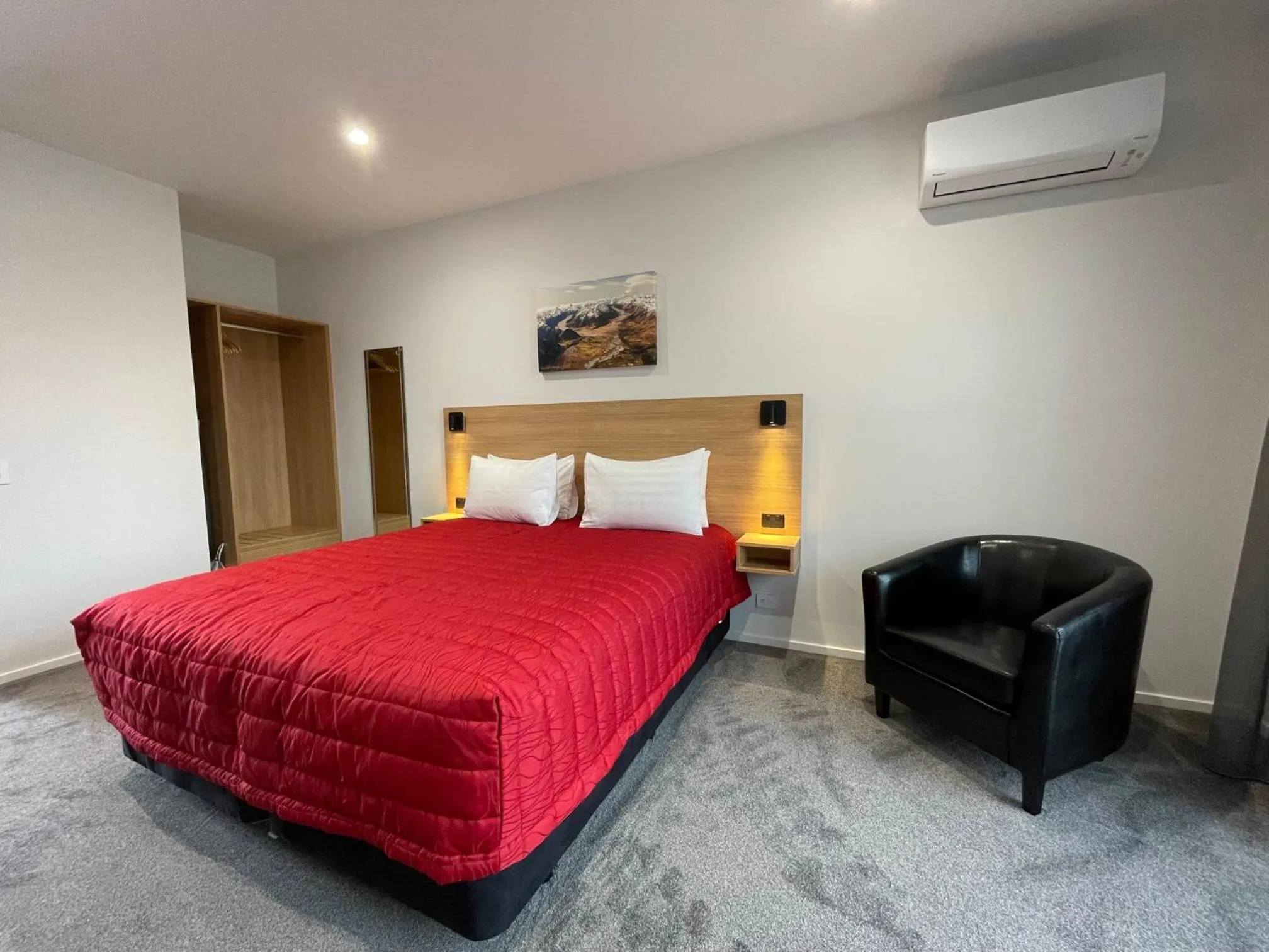 Bed in Sierra Motel and Apartments