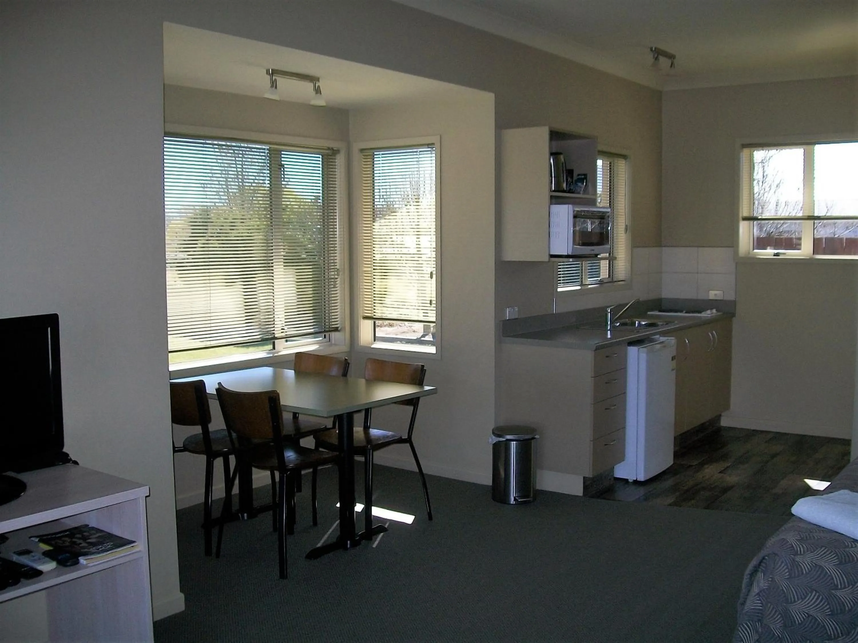 Kitchen or kitchenette in Sierra Motel and Apartments