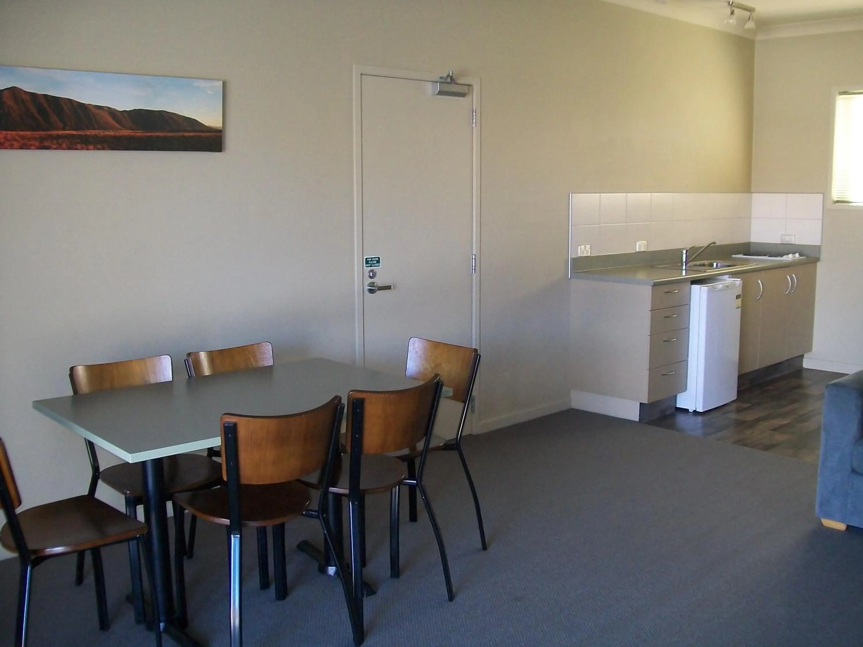 Dining area in Sierra Motel and Apartments
