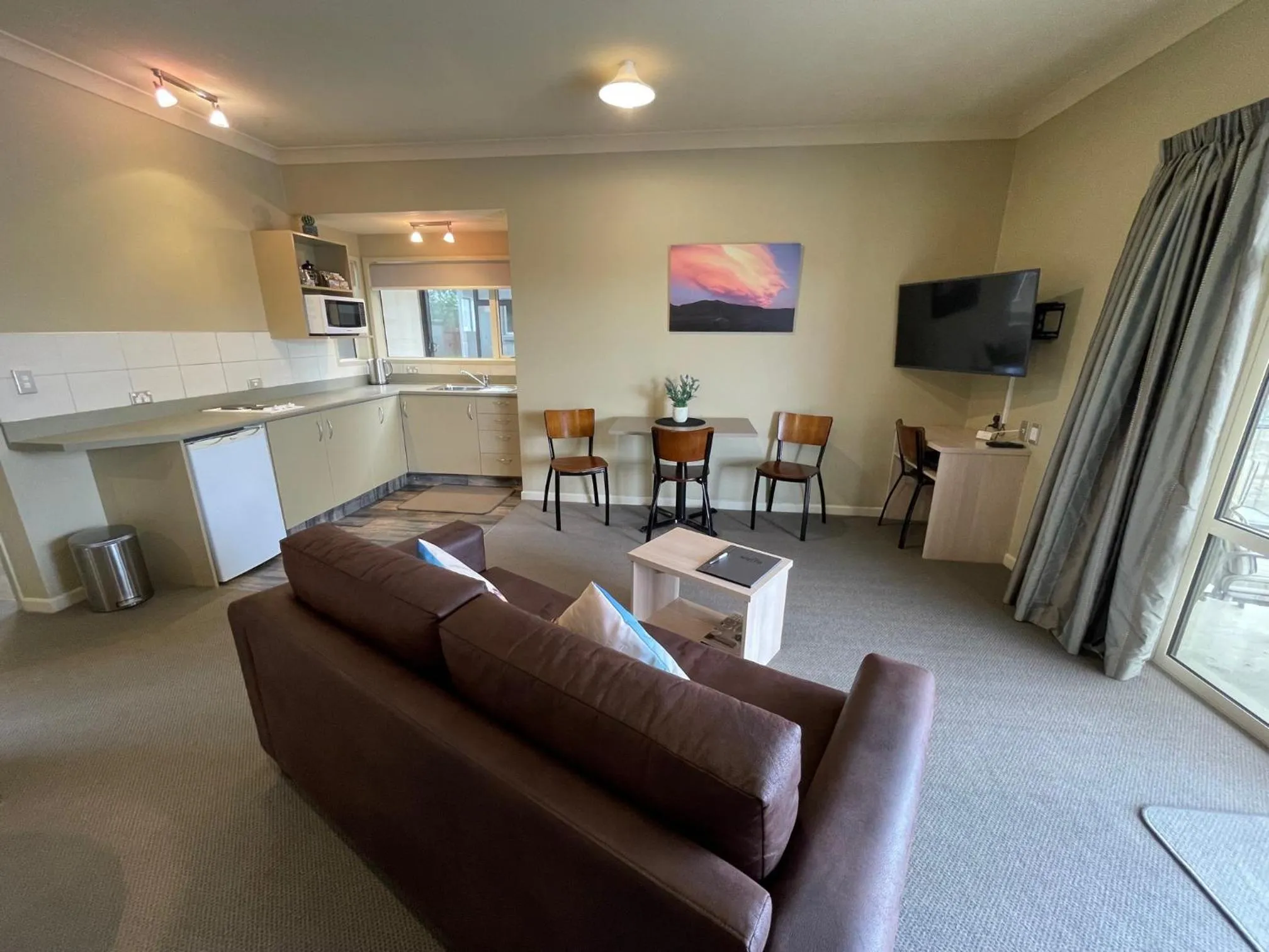 Kitchen or kitchenette in Sierra Motel and Apartments