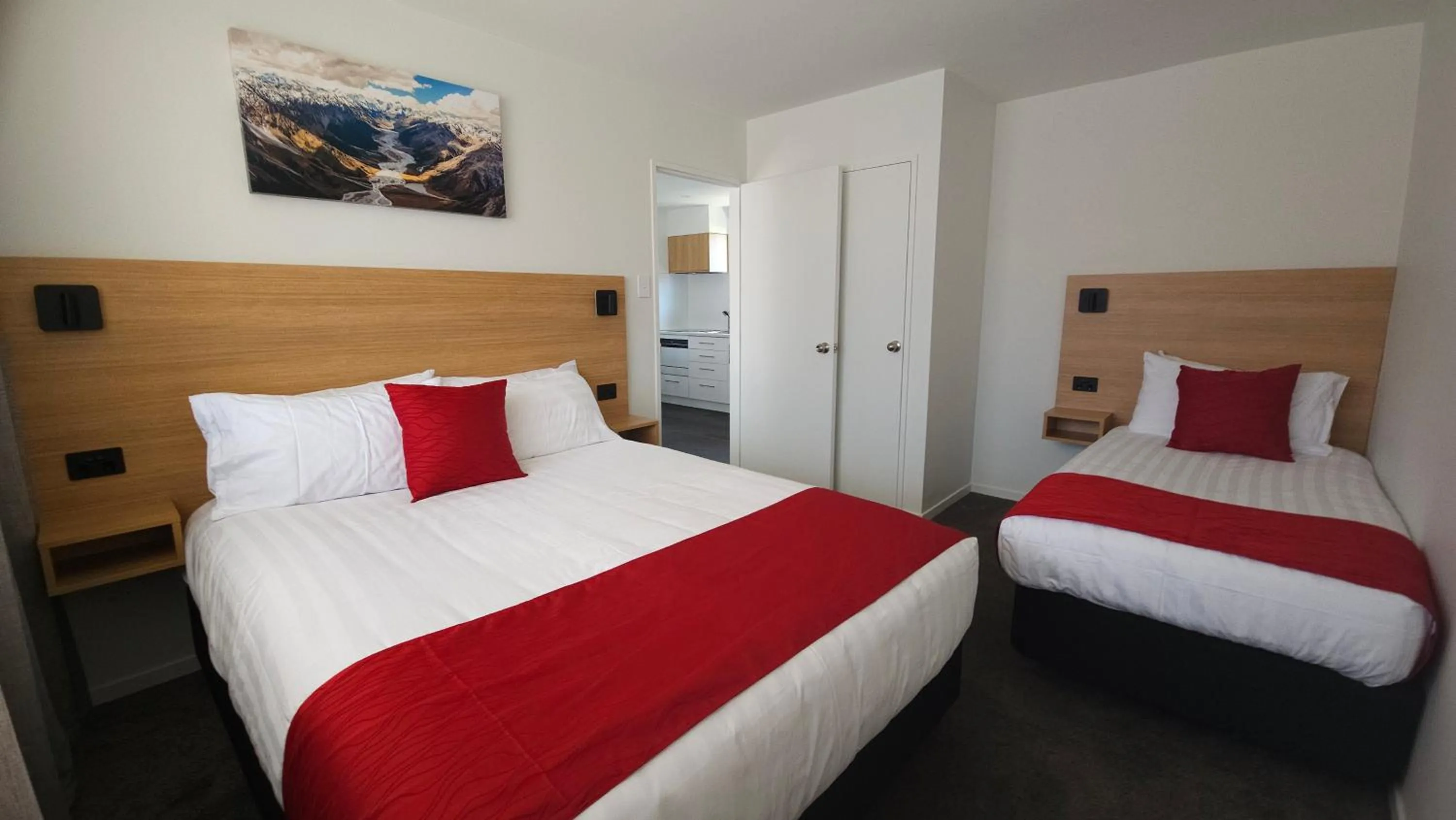 Bed in Sierra Motel and Apartments