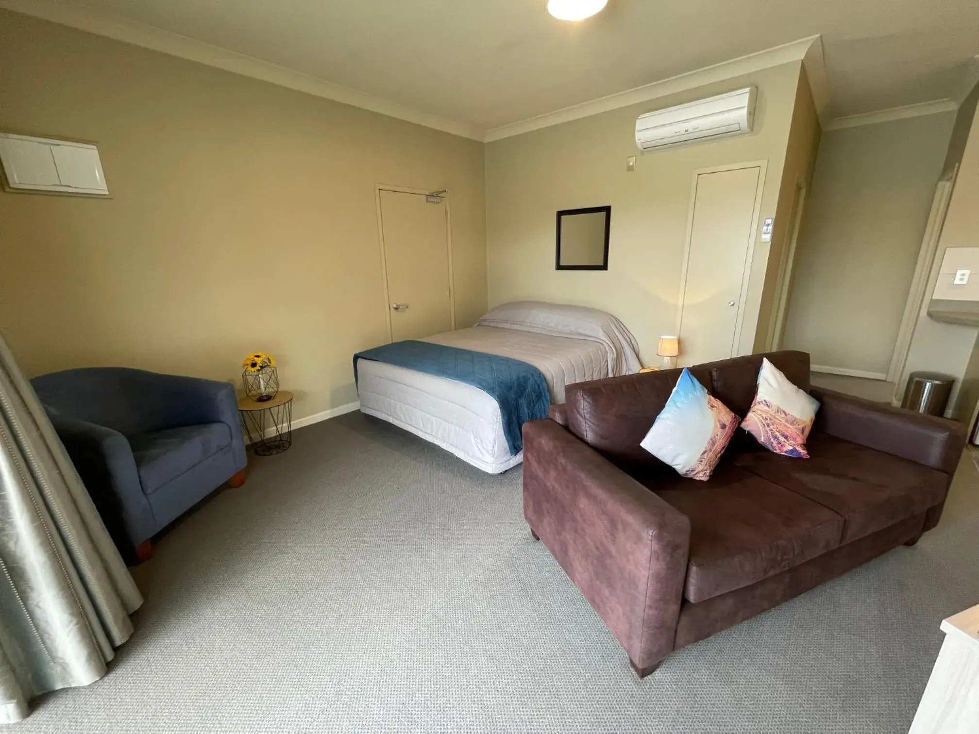 Bed in Sierra Motel and Apartments Bed in Sierra Motel and Apartments