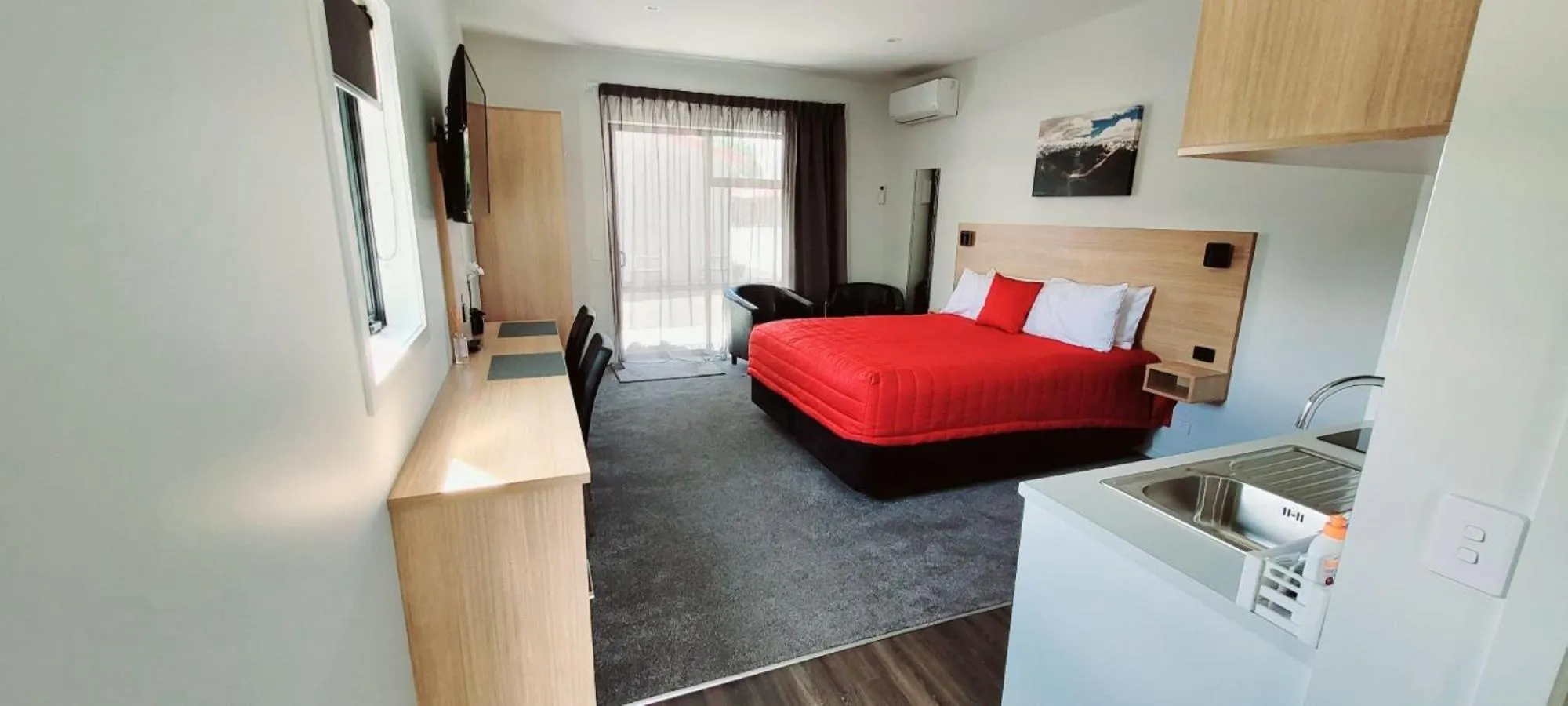 Bed in Sierra Motel and Apartments