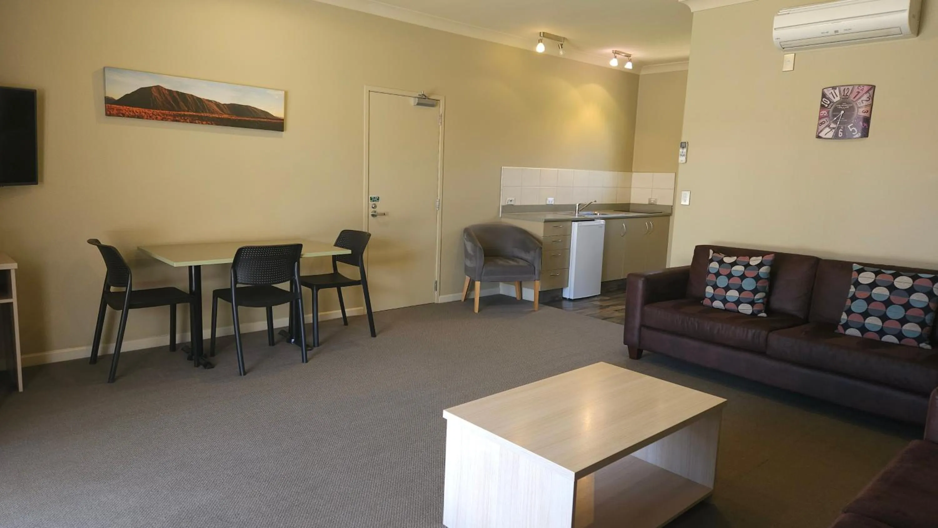 Living room in Sierra Motel and Apartments