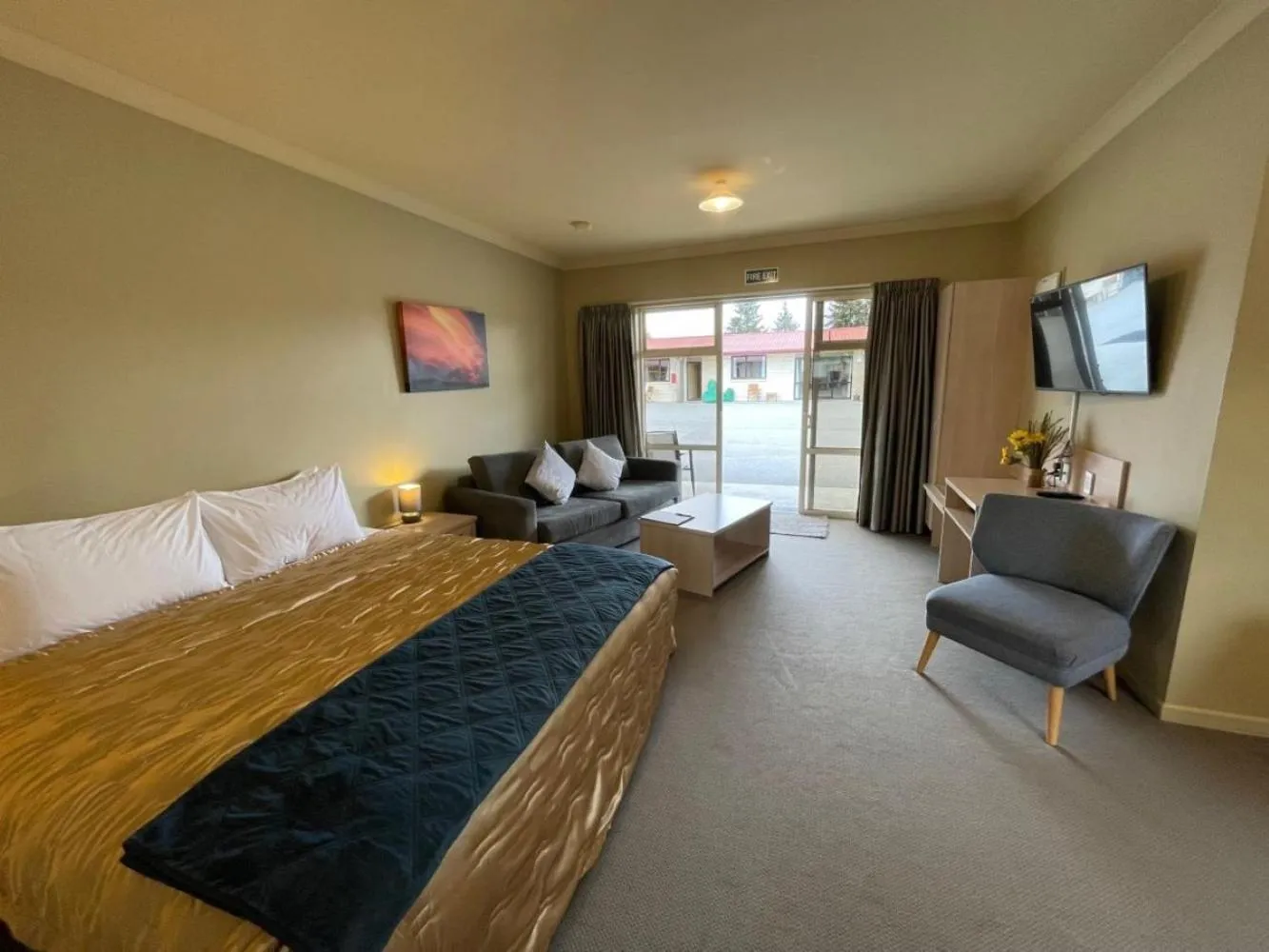 Bed in Sierra Motel and Apartments