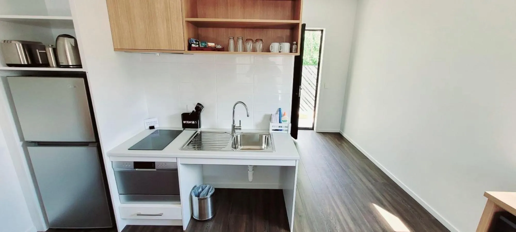 Kitchen or kitchenette in Sierra Motel and Apartments