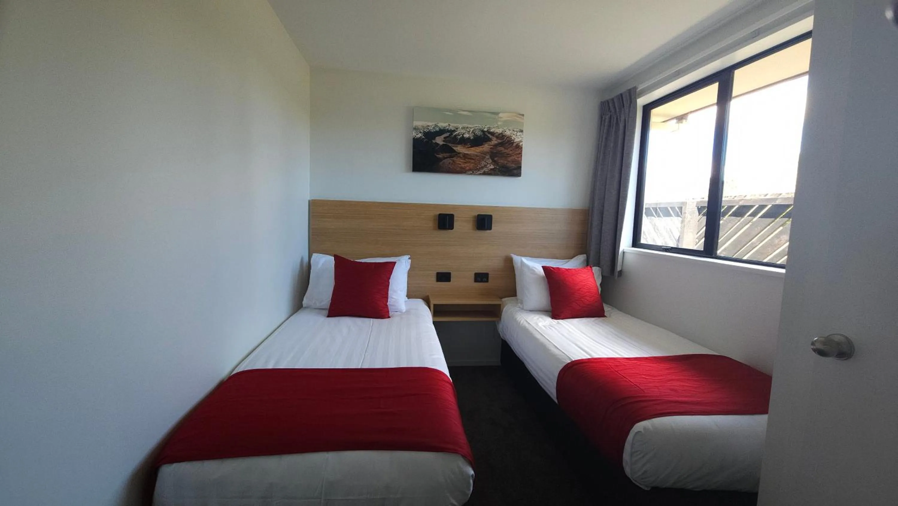 Bed in Sierra Motel and Apartments