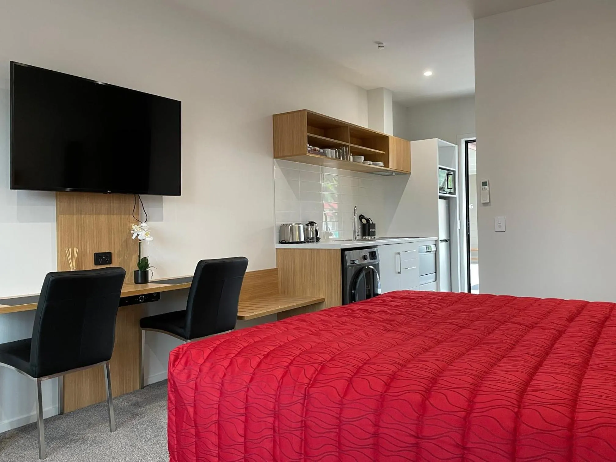 Bed in Sierra Motel and Apartments