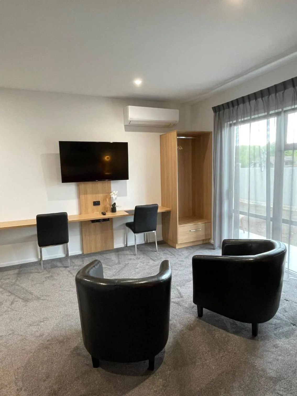 TV and multimedia in Sierra Motel and Apartments