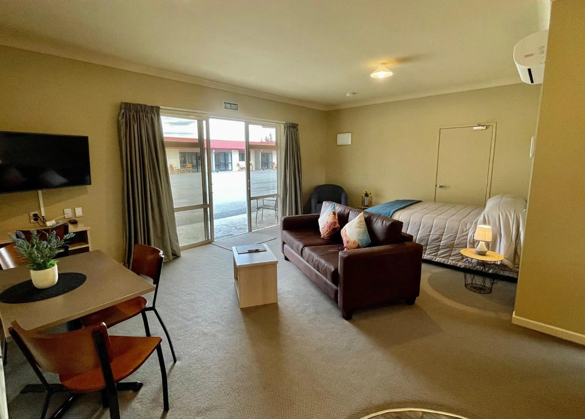 Bed in Sierra Motel and Apartments