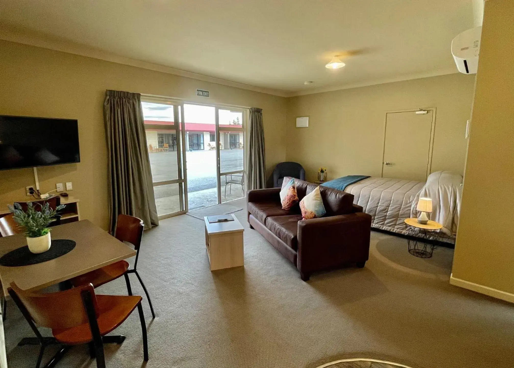 Bed in Sierra Motel and Apartments Bed in Sierra Motel and Apartments