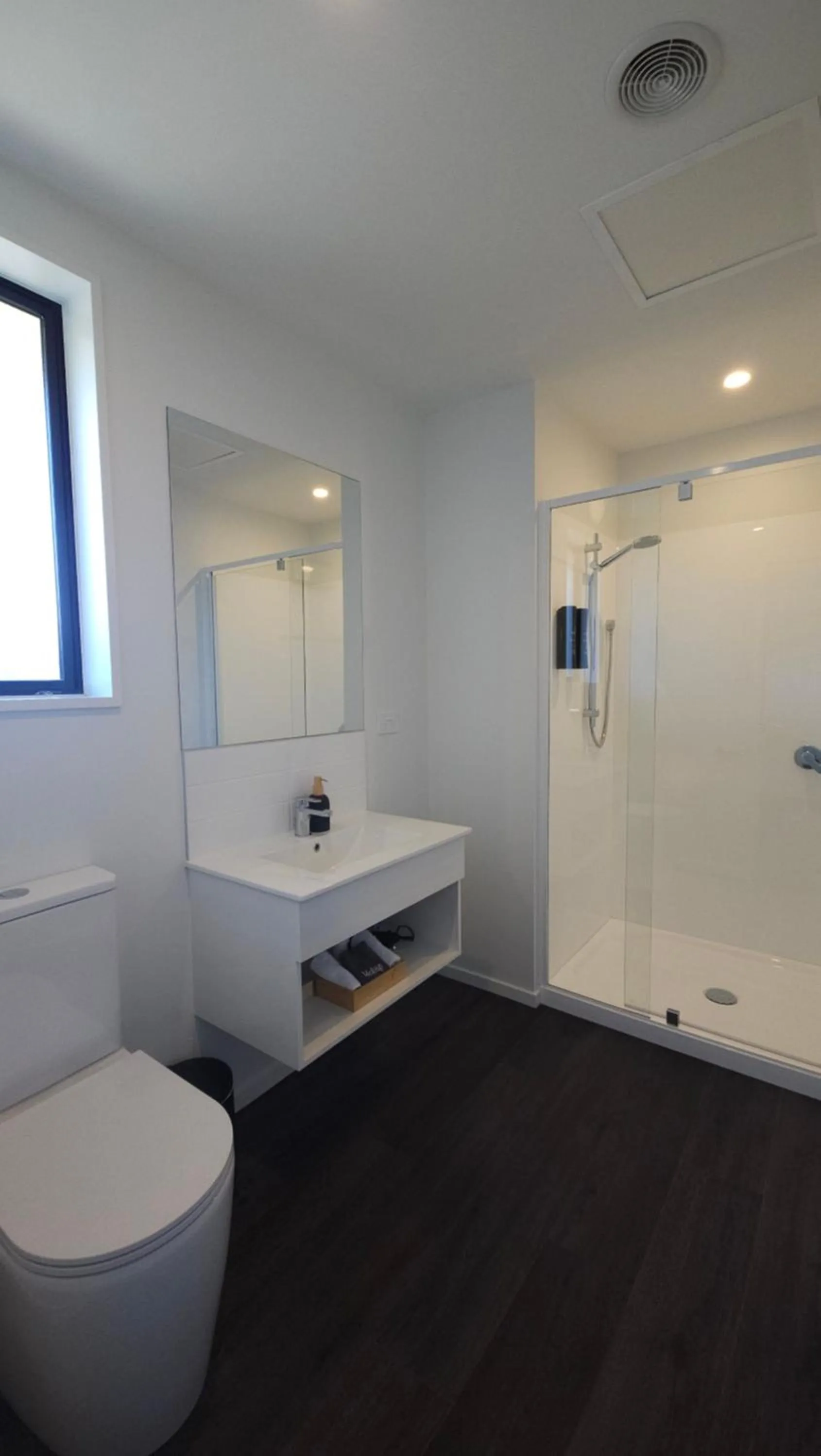 Toilet in Sierra Motel and Apartments