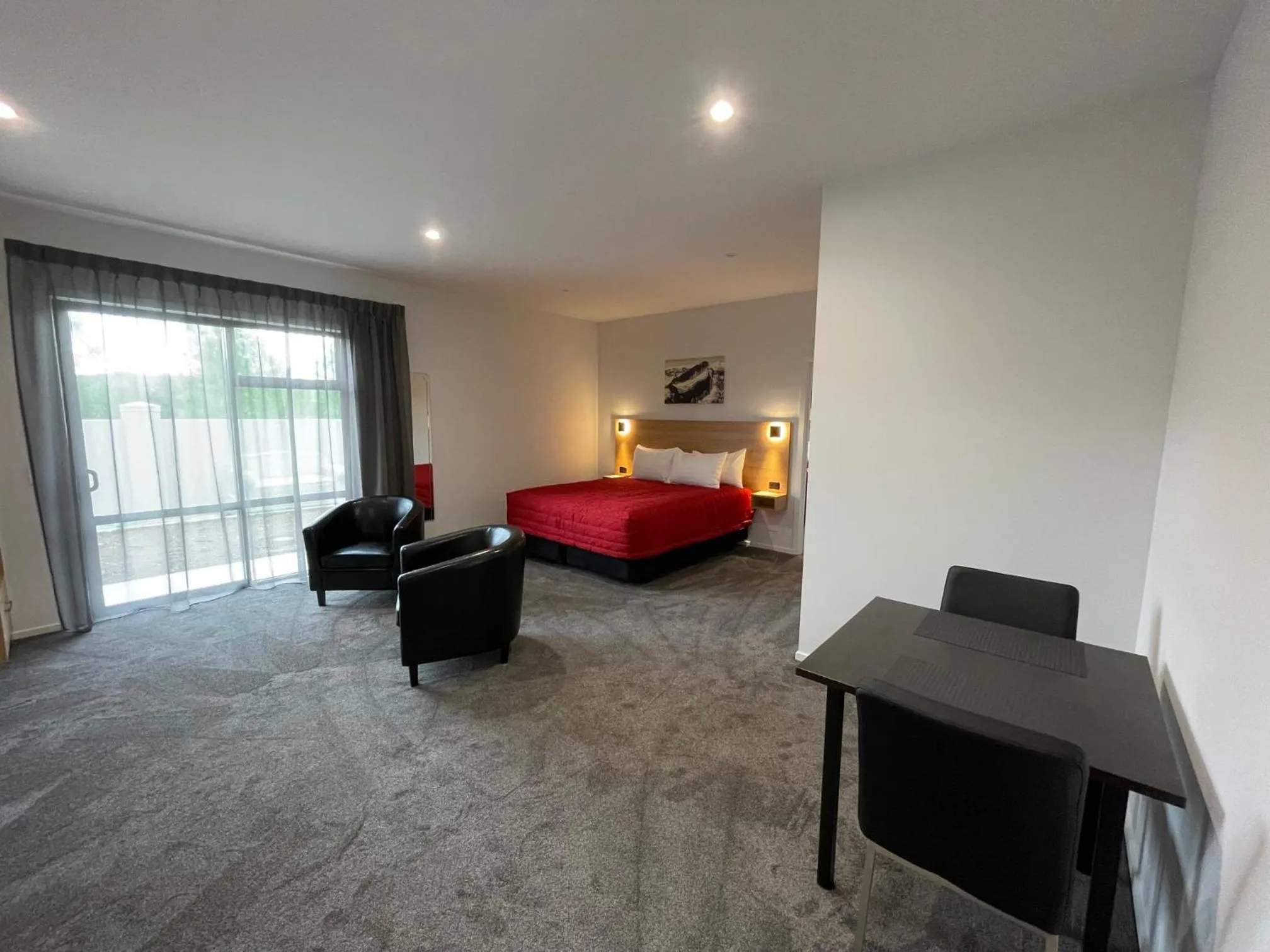 Bed in Sierra Motel and Apartments