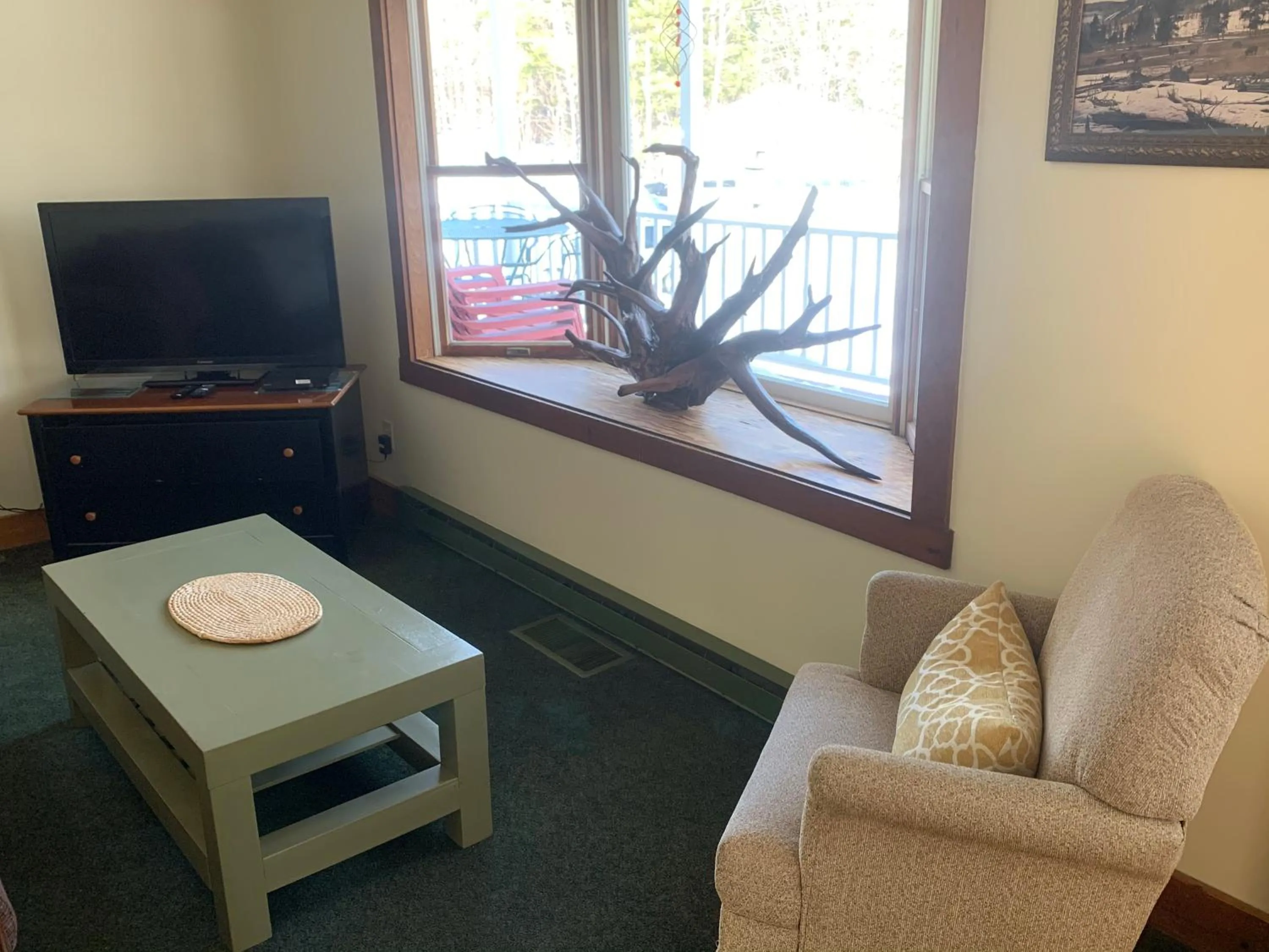 Communal lounge/ TV room in Brook Road Inn