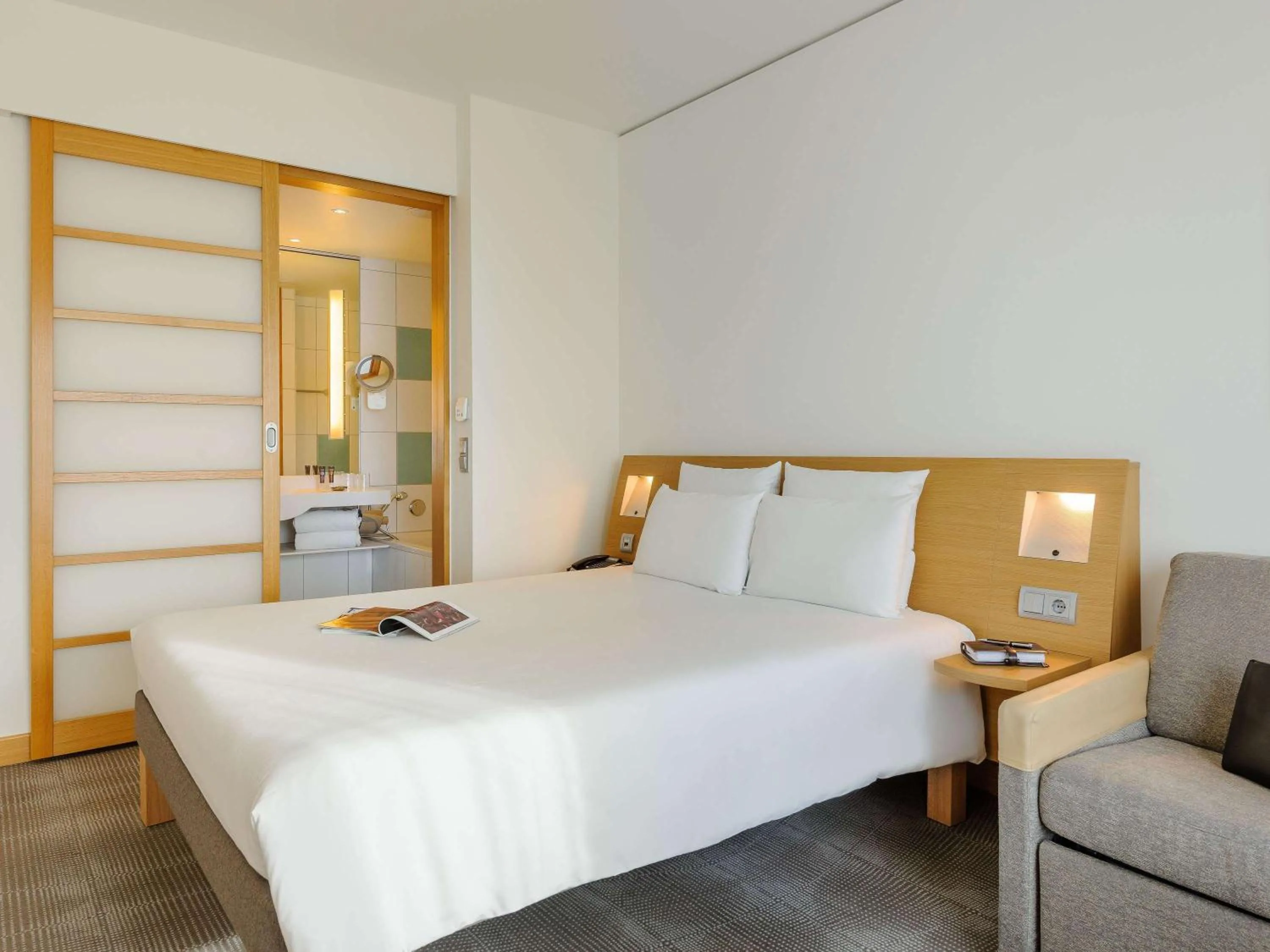 Bedroom, Bed in Novotel Berlin Am Tiergarten