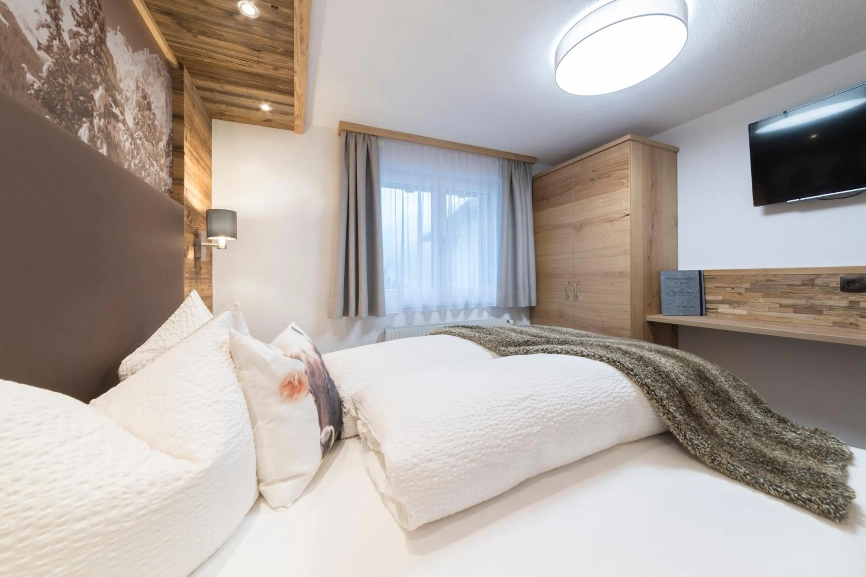 Photo of the whole room, Bed in Apart Garni Sesvenna