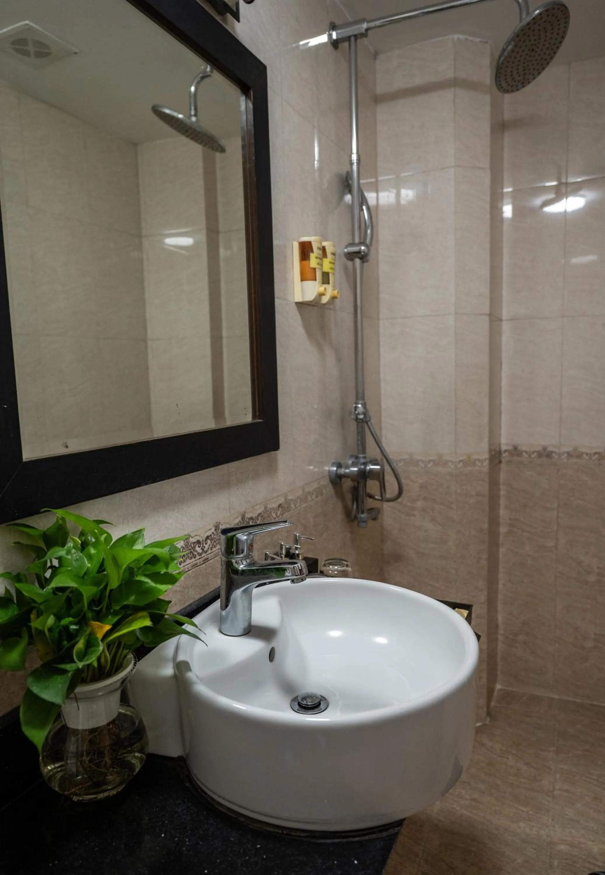 Shower in Chariot Hotel