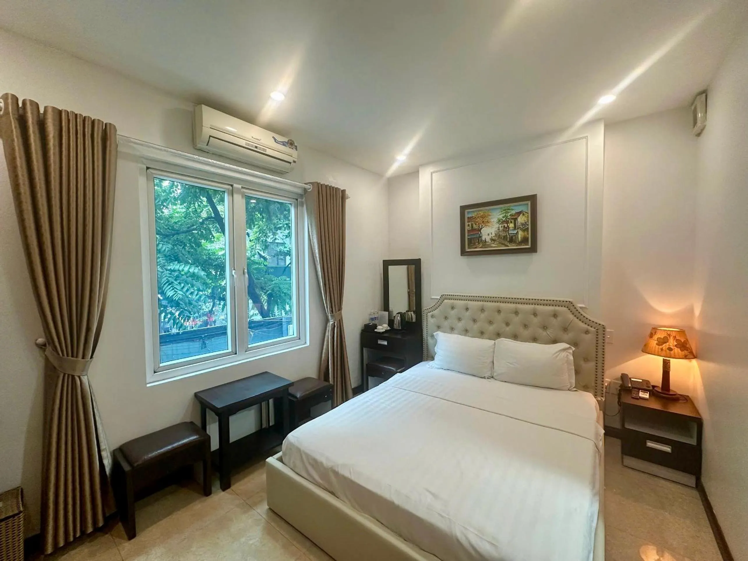 Bed in Chariot Hotel