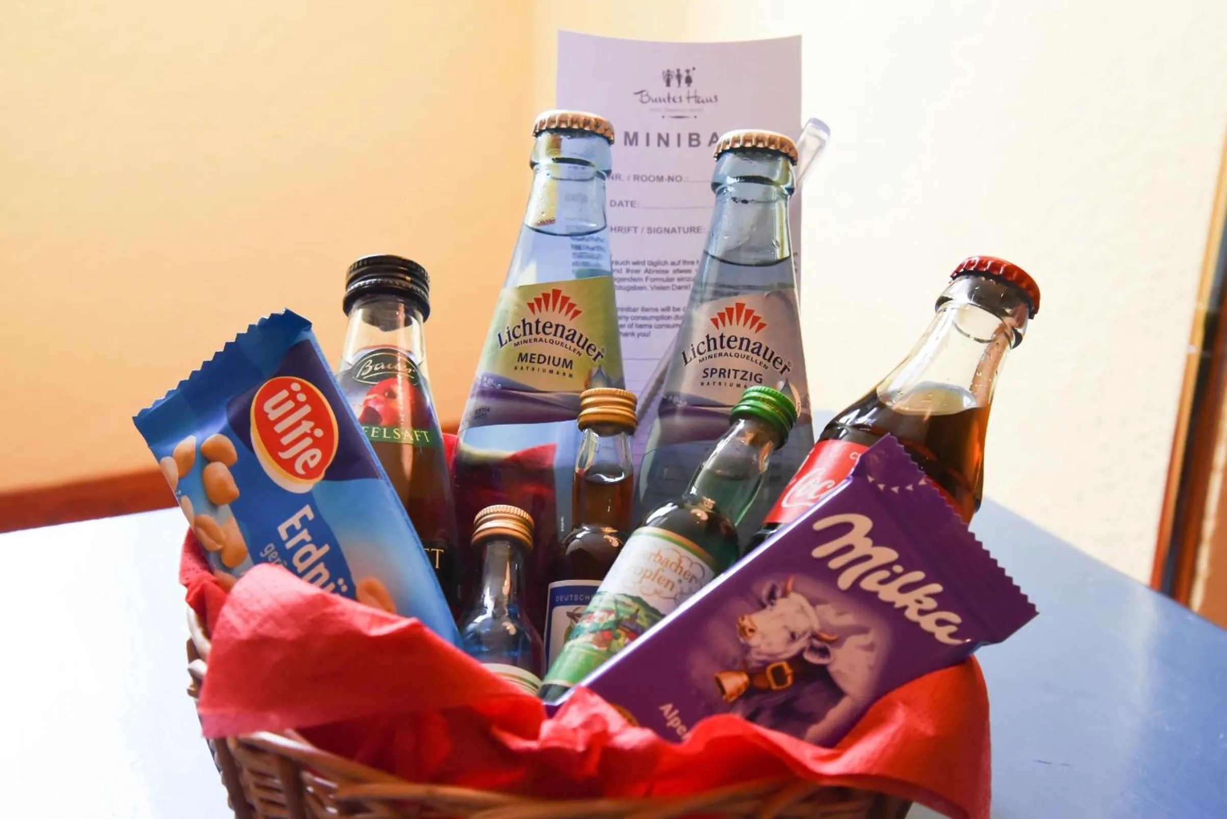 room service in Hotel Erbgericht Buntes Haus