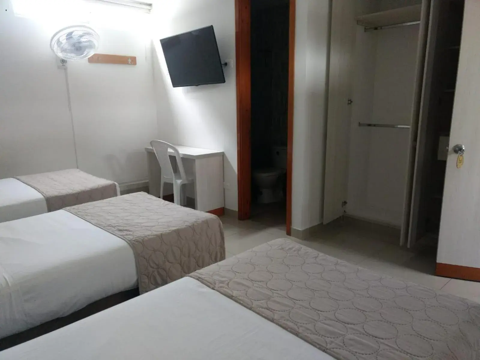 Triple Room in HOTEL DON QUIJOTE Triple Room in HOTEL DON QUIJOTE
