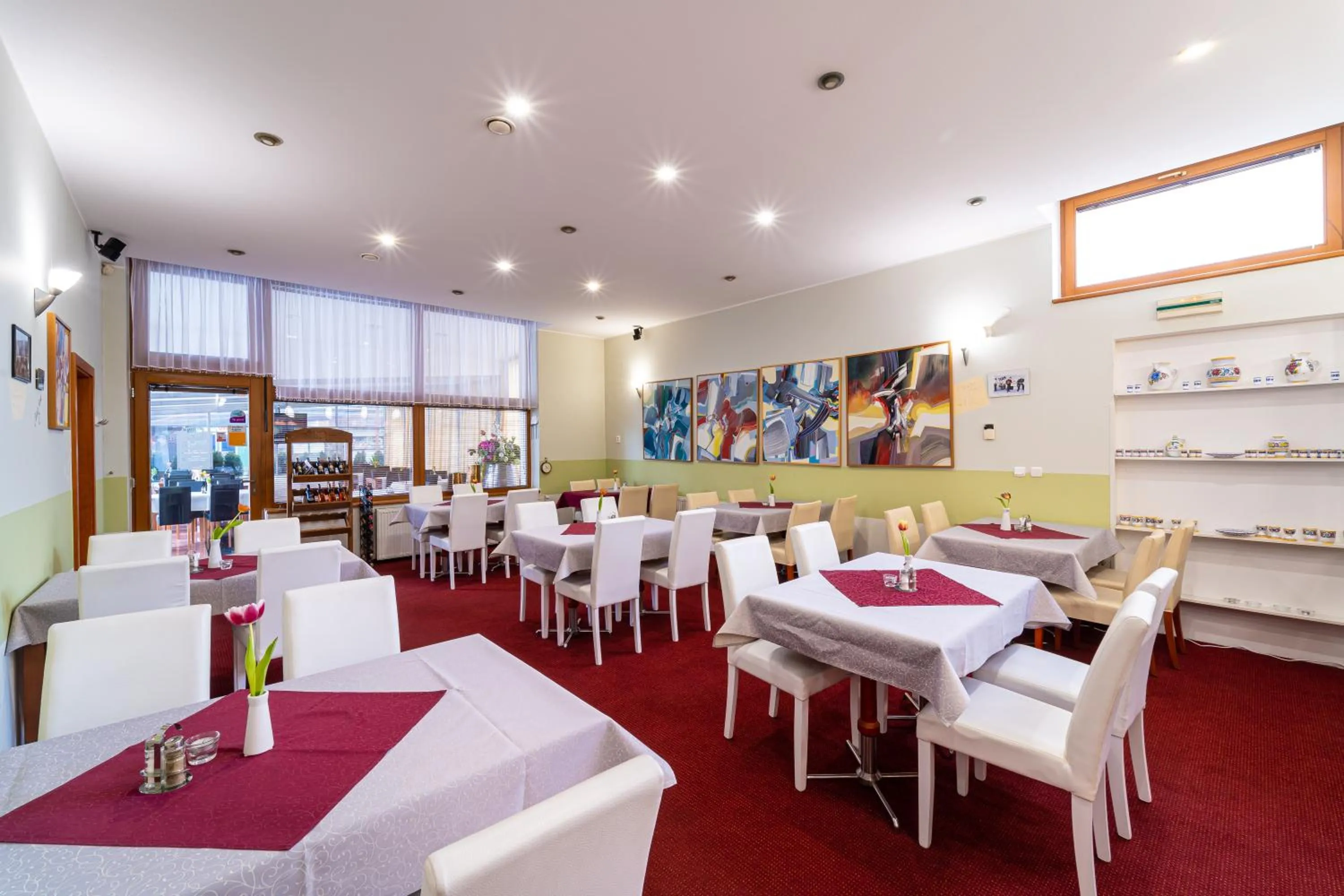 Restaurant/places to eat in Hotel Artin