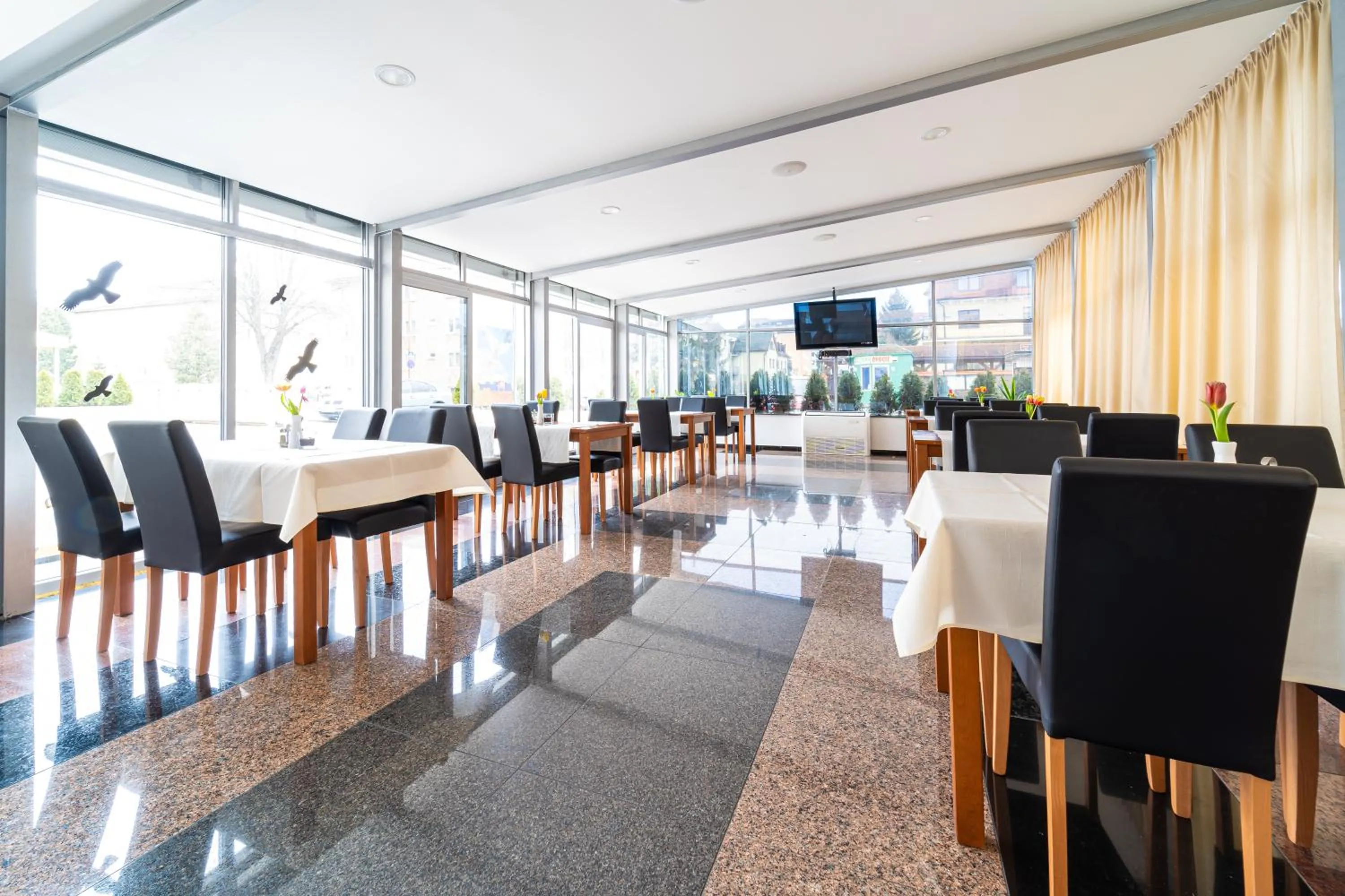 Restaurant/places to eat in Hotel Artin