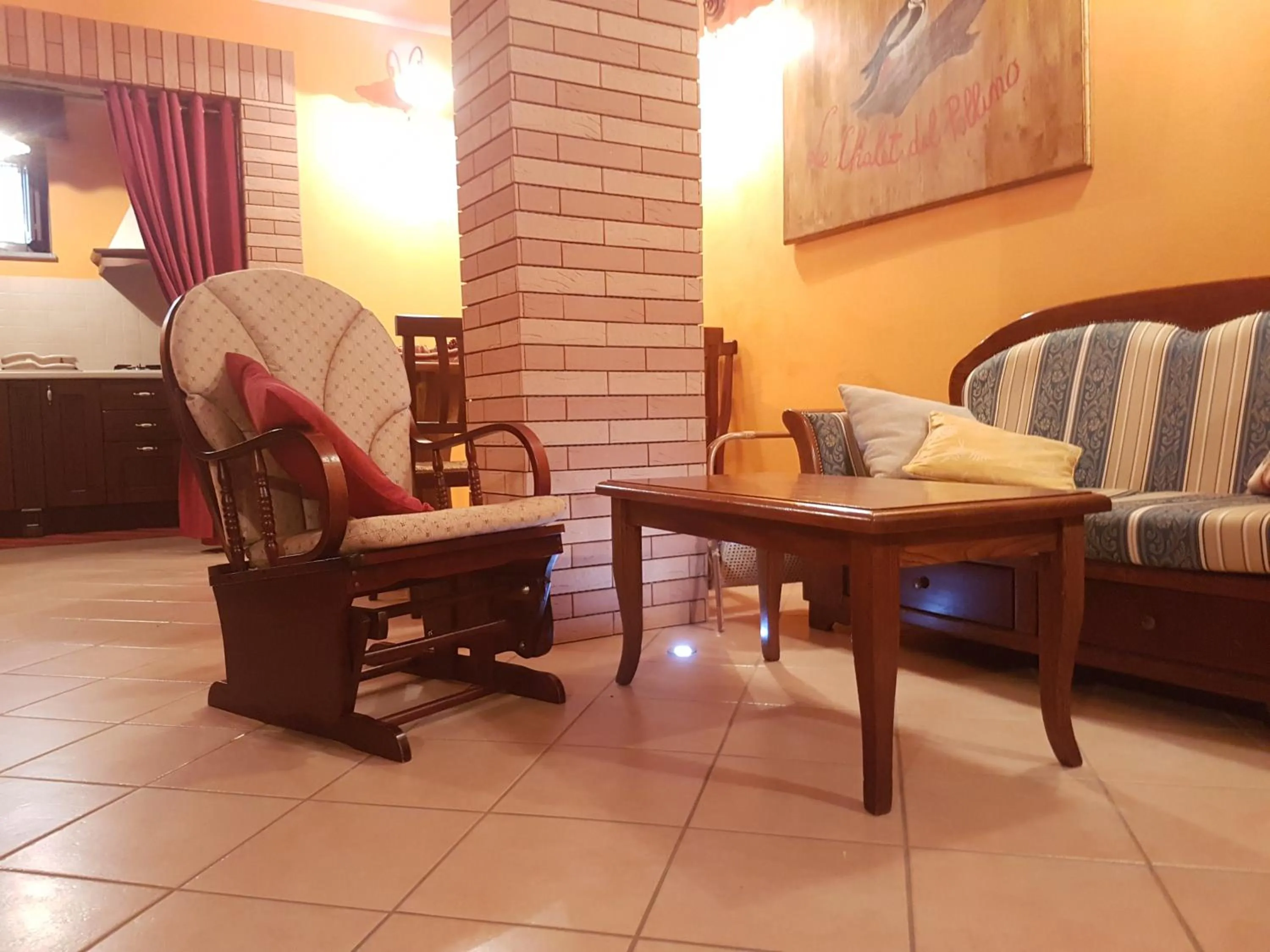 Communal lounge/ TV room in Le Chalet del Pollino