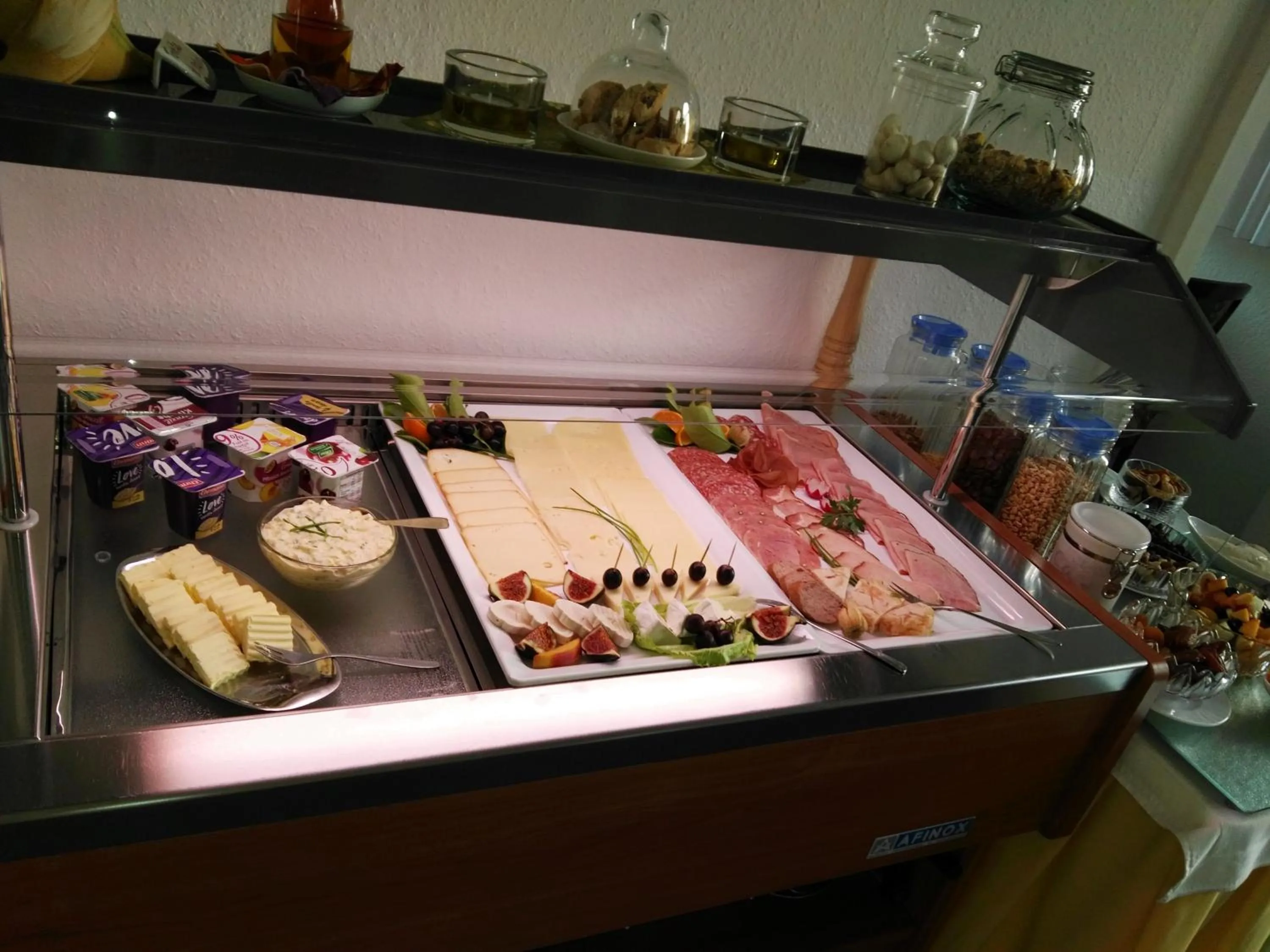 Buffet breakfast in Hotel Carolinenhof