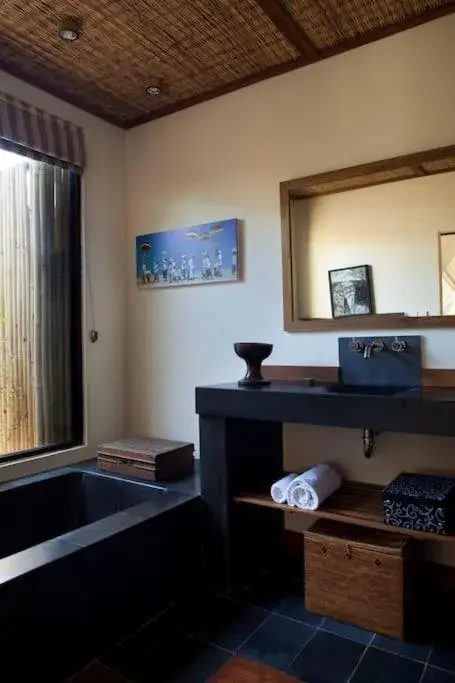 Bathroom, Bed in Mango Tree Villas Jimbaran Bali Bathroom, Bed in Mango Tree Villas Jimbaran Bali