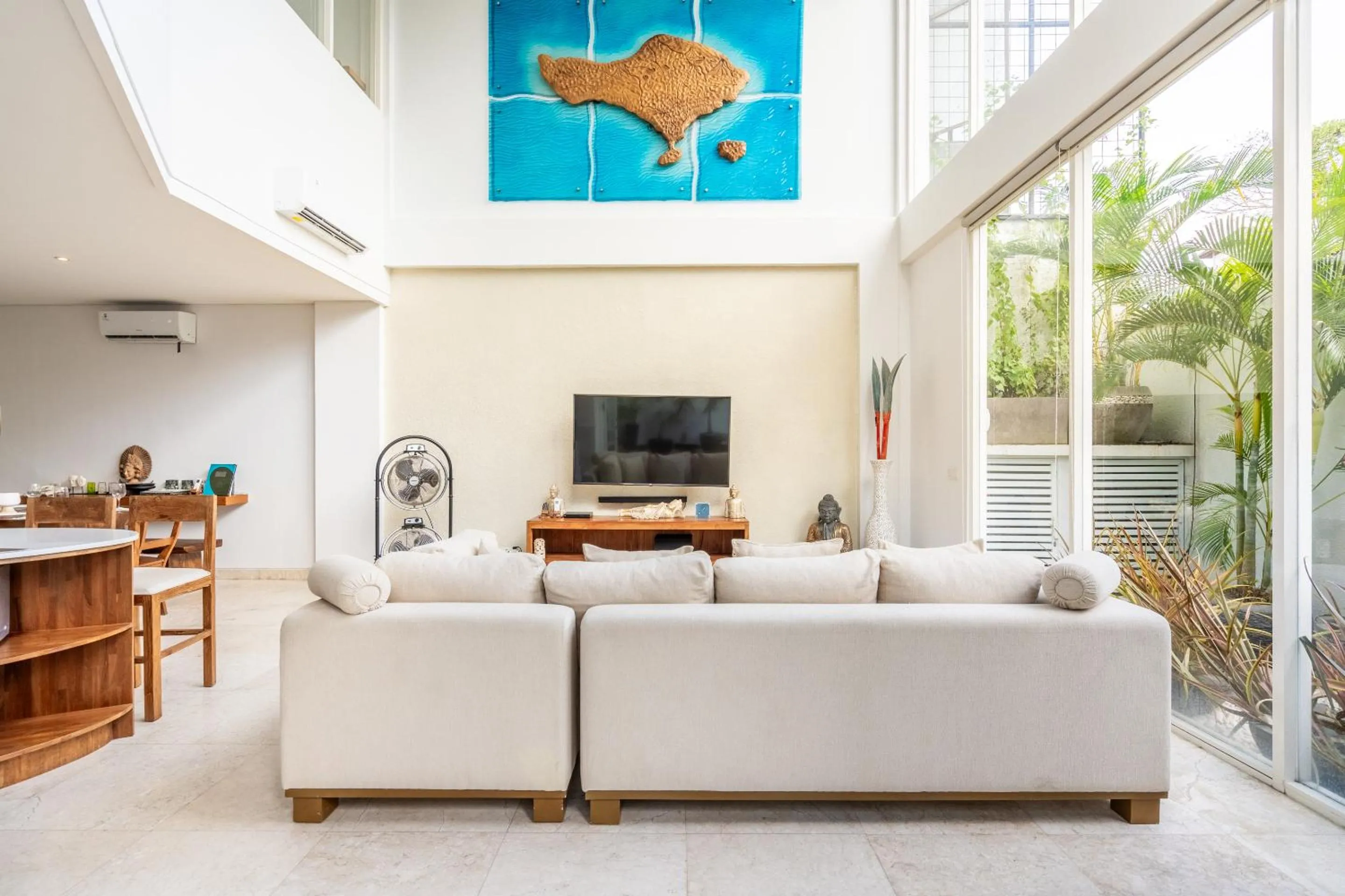 Communal lounge/ TV room in AQ-VA Hotel & Villas Seminyak