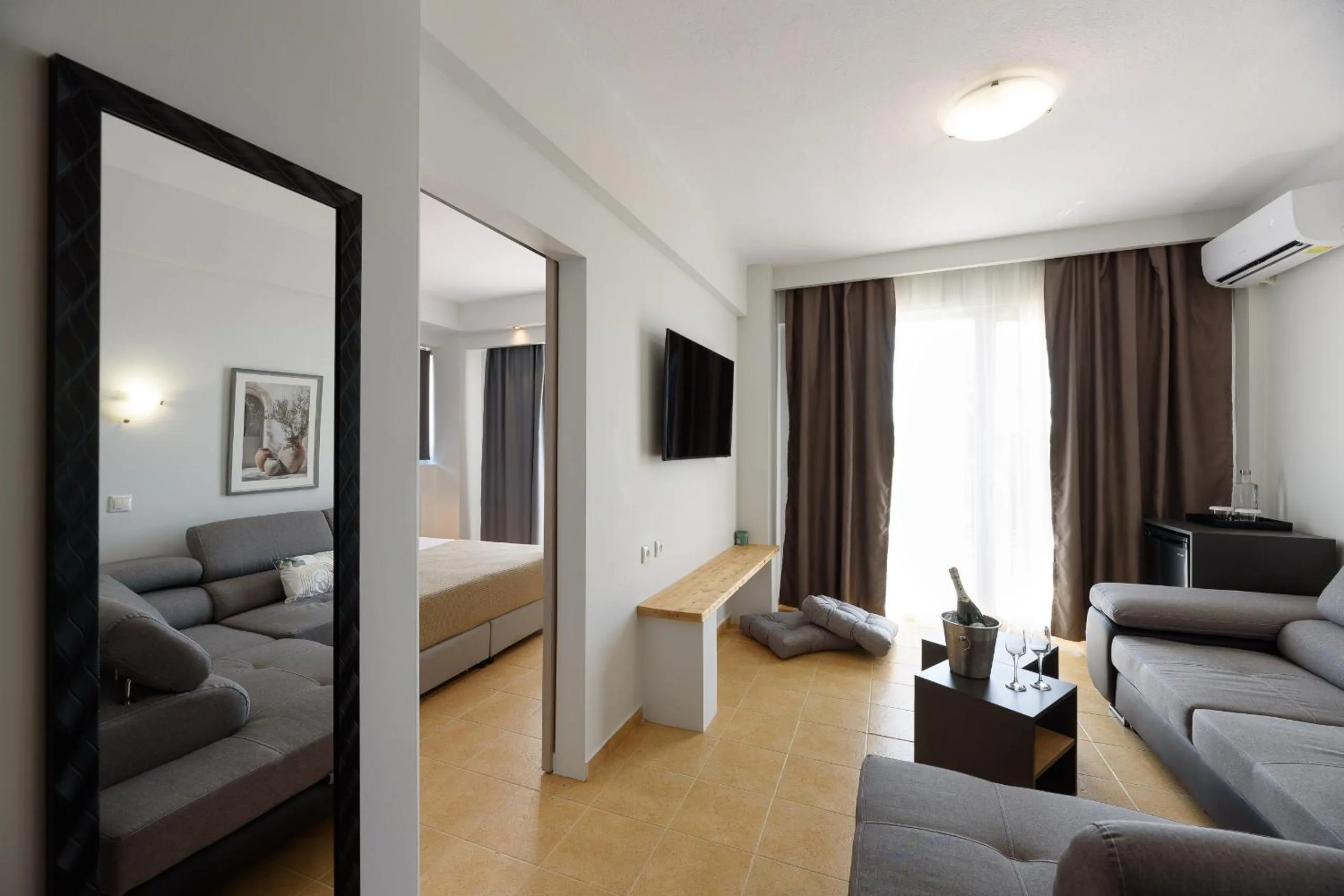 Living room, Bed in City Gate Hotel Airport Thessaloniki