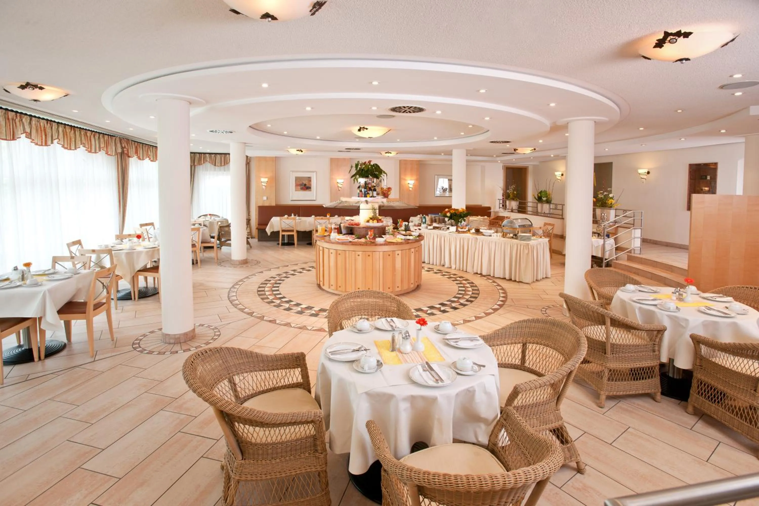 Restaurant/places to eat in Hotel Barbarossa