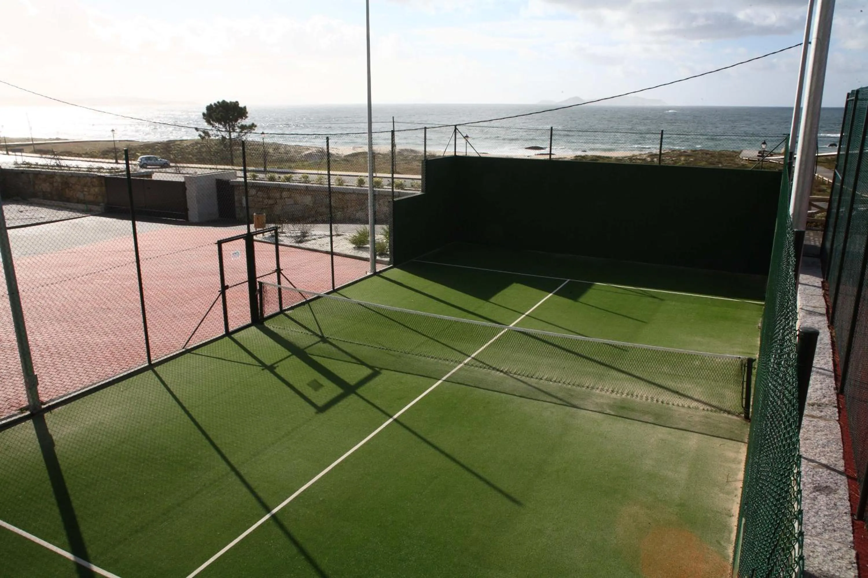Tennis court in COMPEJO RAEIROS O GROVE, S Vicente do Mar