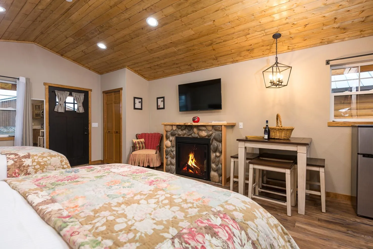 Bedroom, Bed in Woodland Inns